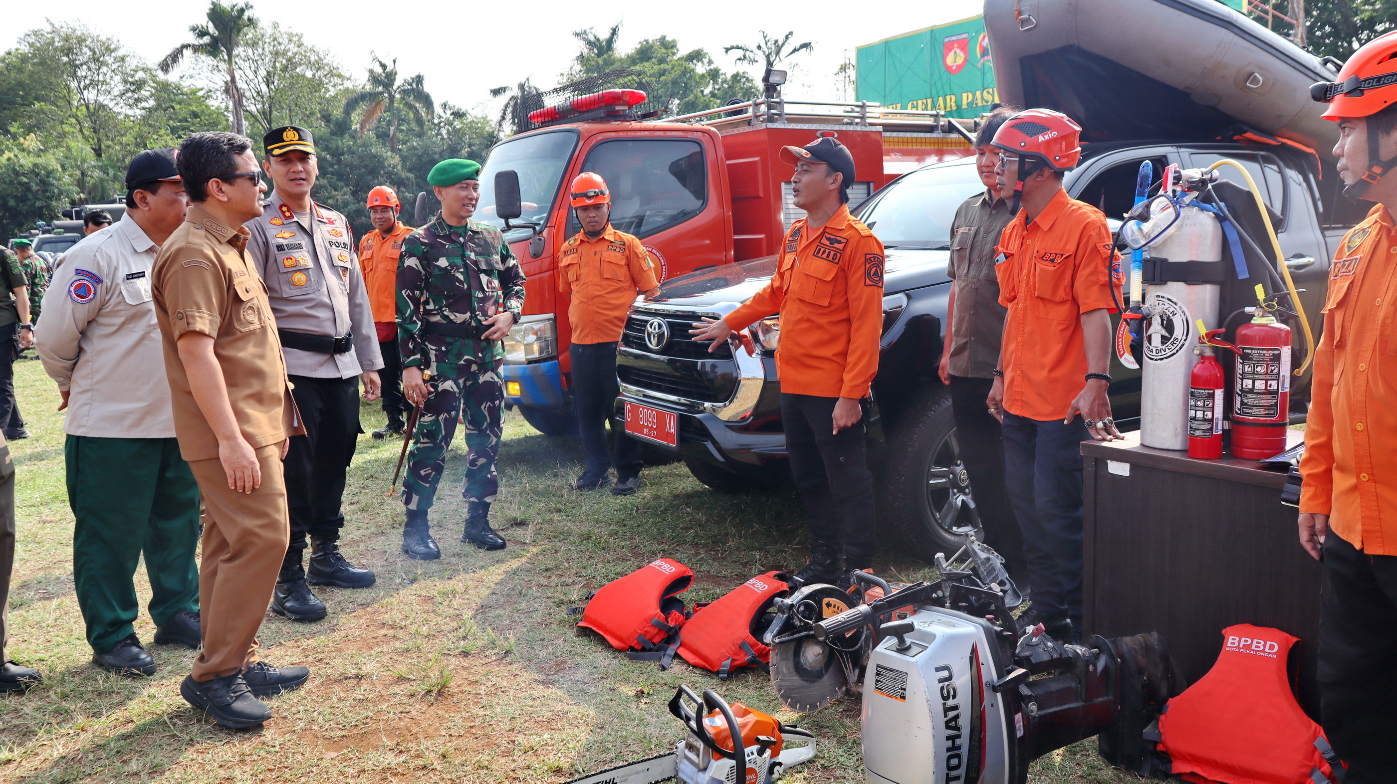 DISKUSI - Walikota Pekalongan Mas Aaf, Dandim Letkol Garry, Kapolres AKBP Riki saat berdiskusi dengan tim BPBD Kota Pekalongan, saat apel di Lapangan Mataram, Senin (11/8/2025).