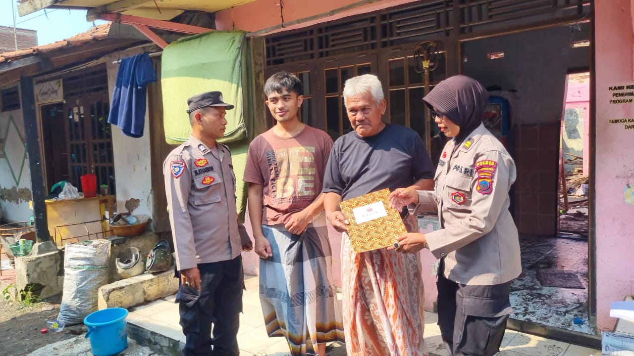 SERAHKAN - Mewakili Polres Pekalongan Kota,&nbsp;Bendahara Program BATIK&nbsp;Iptu Lestari, serahkan bantuan kepada warga terdampak.