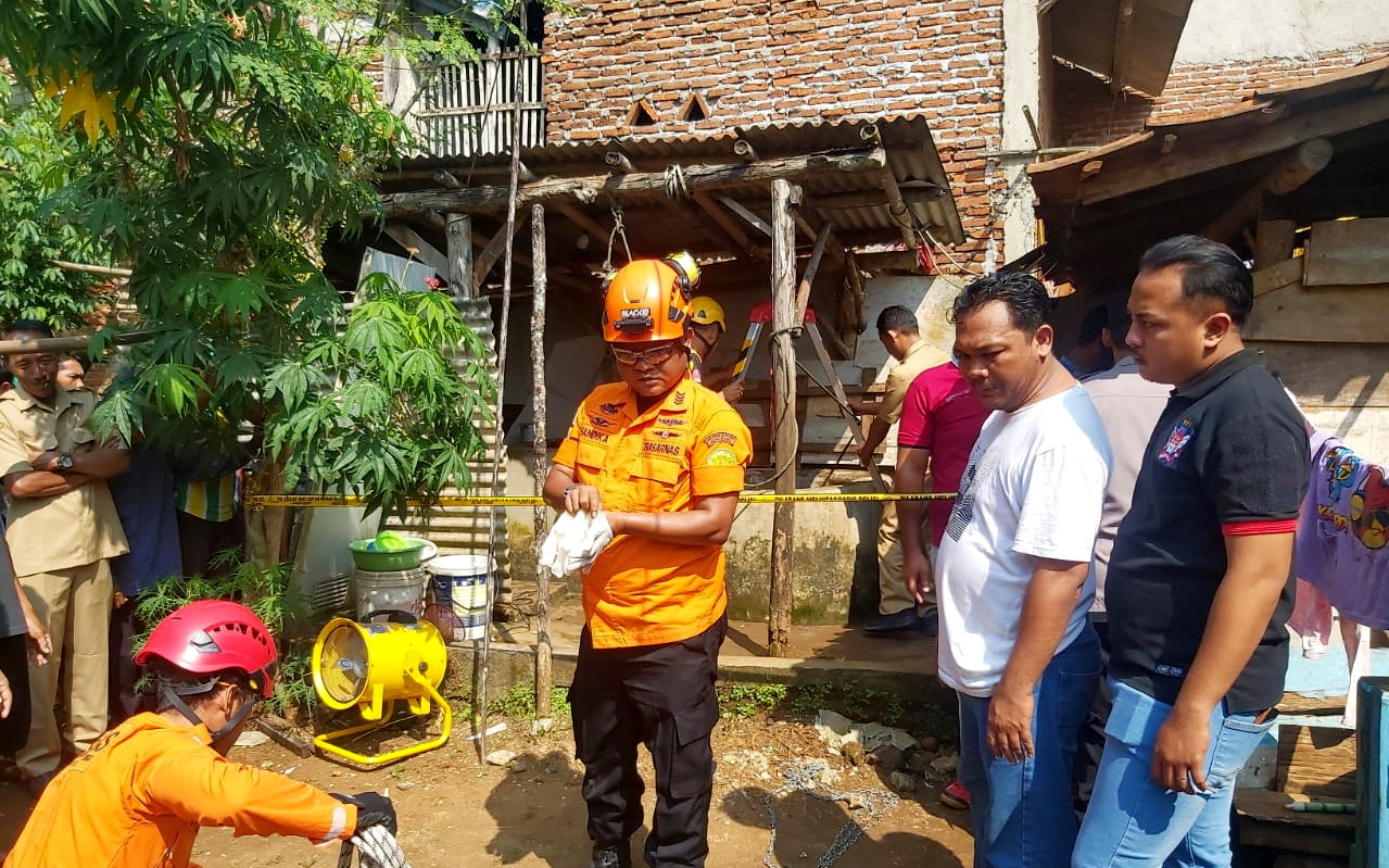 EVAKUASI - Polsek Bantarbolang, tim inafis Satreskrim Polres Pemalang dan BPBD Pemalang saat evakuasi pria yang tercebur sumur di di Desa Bantarbolang, Senin (11/8/2025).