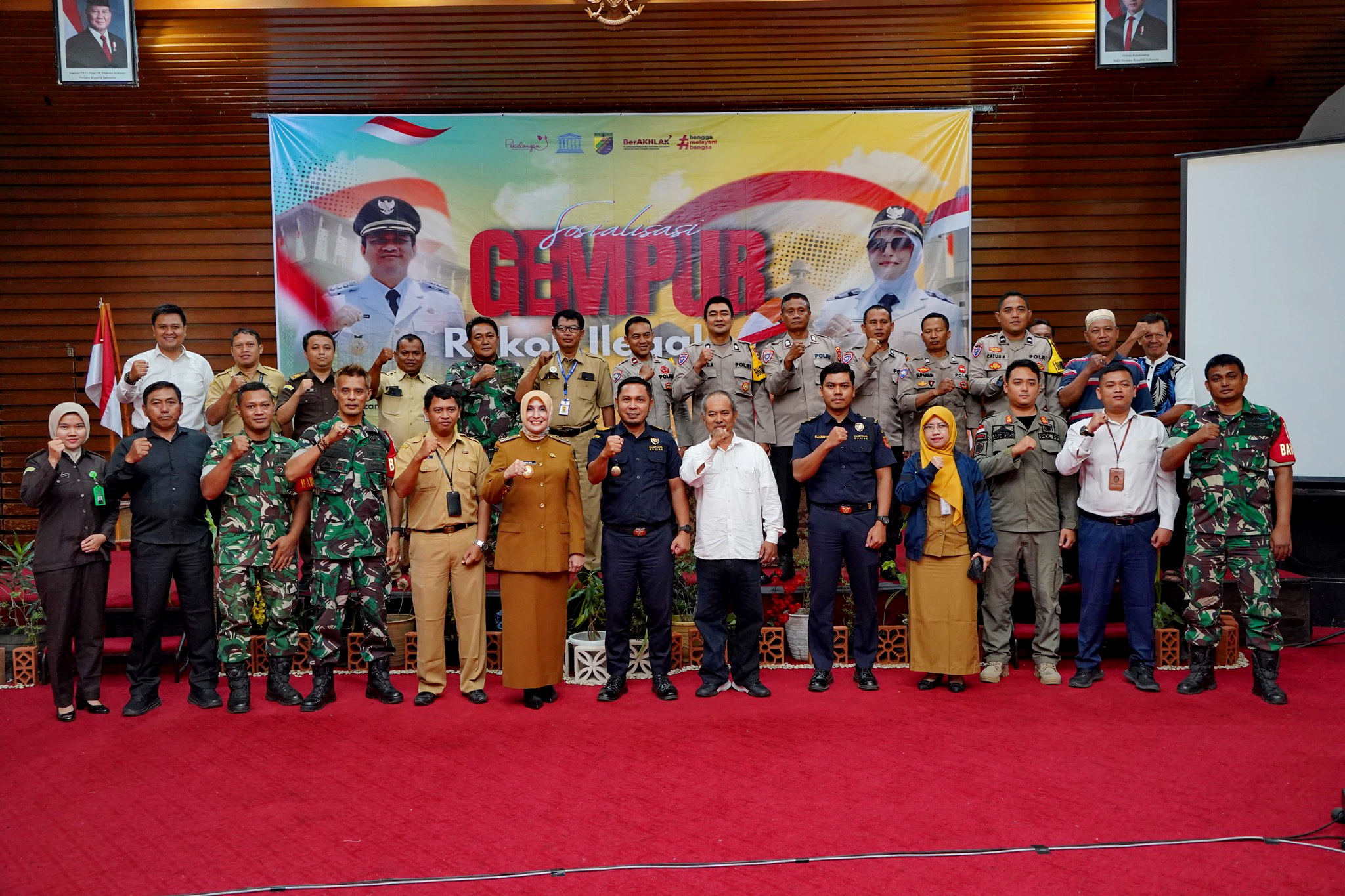 BERFOTO BERSAMA - Babinsa dan Bhabinkamtibmas di Kota Pekalongan berfoto bersama degan Wawalkot Hj Balgis Diab, usai megkuti Sosialisasi Gempur Rokok Ilegal yang digelar di Hotel Dafam, Senin (11/8/20