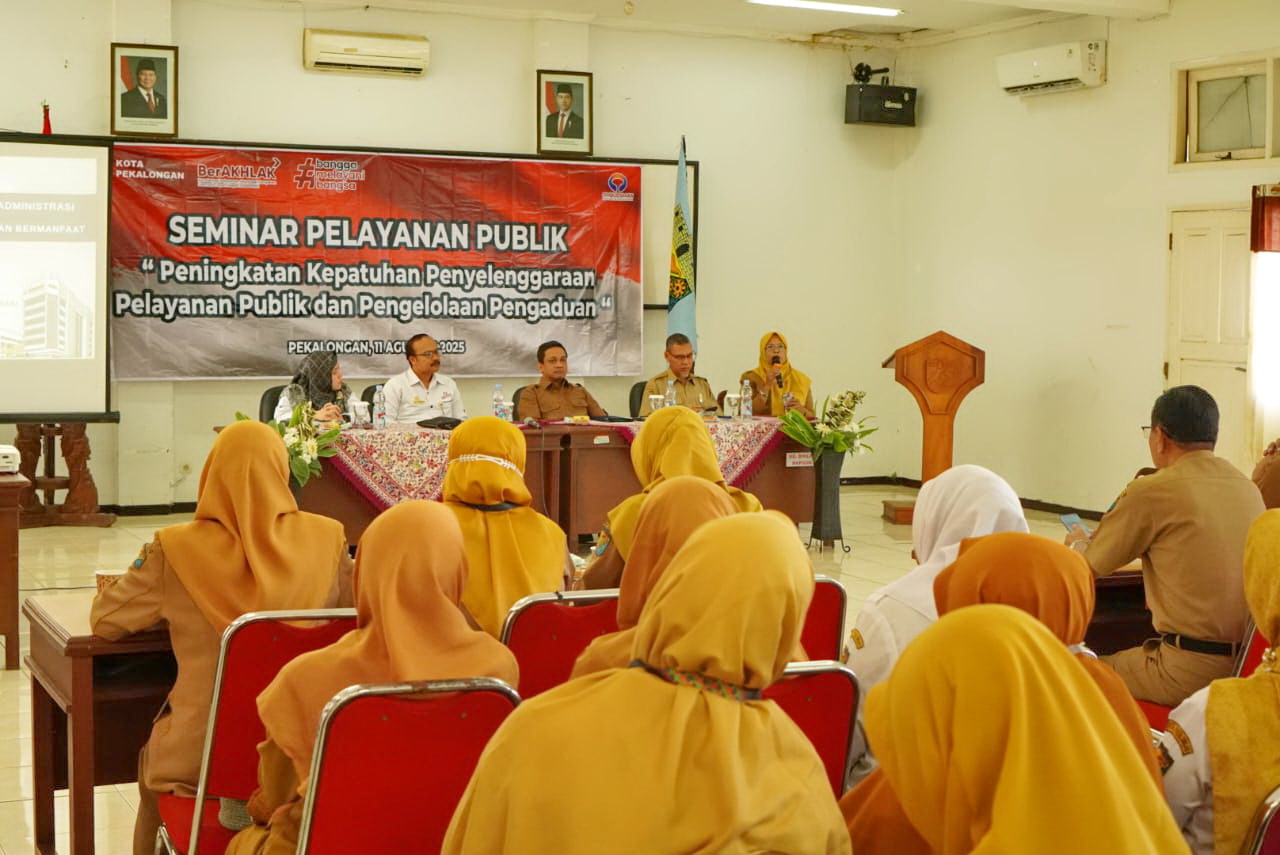 MOTIVASI - WaliKota Pekalongan HA Afzan Arslan Djunaid saat hadir langsung berikan motivasi kepada ASN Pemkot setempat saat seminar Layanan Publik, di Gedung Diklat, Senin (11/8/2025).