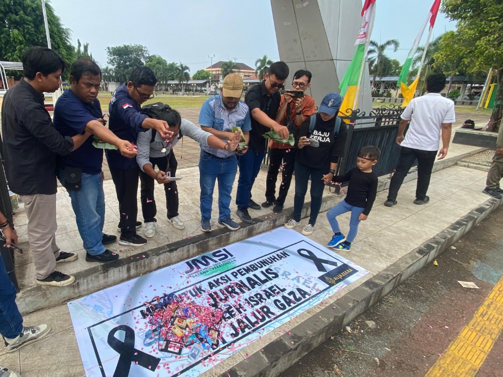 TABUR BUNGA: Aksi tabur bunga para jurnalis di Jalan Veteran Kabupaten Batang.