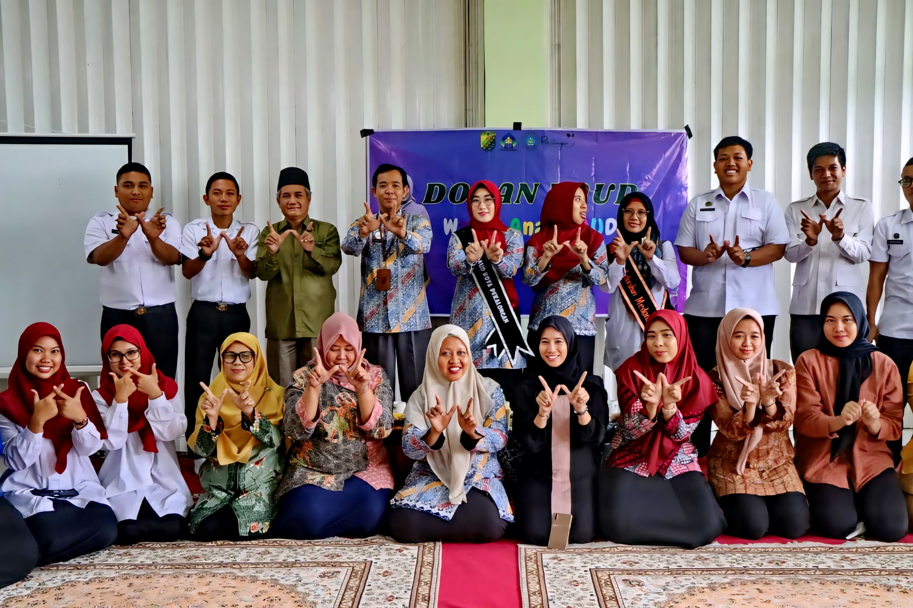 BERFOTO BERSAMA &ndash; Usai menggelar diskusi MBG, Bunda PAUD dan peserta berfoto bersama di TK Islam Nusantara, Pekalongan Barat, Selasa (12/8/2025).