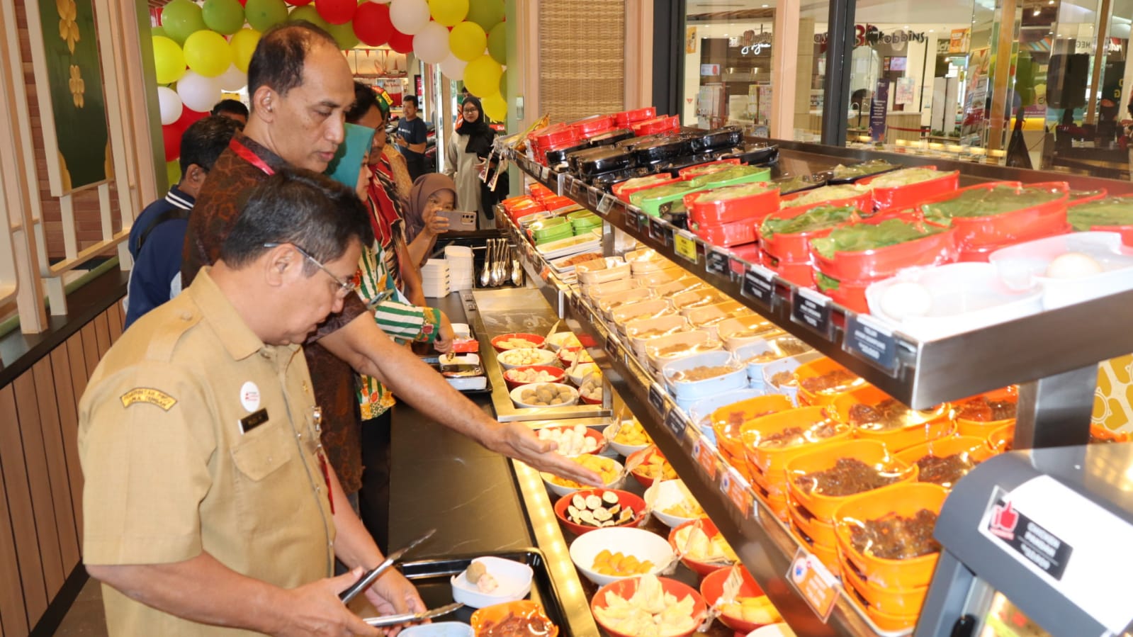 PILIH MENU &ndash; Asisten Sekda Kota Pekalongan Rudy Hartant didampingi GM Business Unit Head Raa Cha Suki & BBQ Susilo saat memilih aneka menu Suki dan BBQ, usai Grand Opening, pada Selasa (12/8/2025).