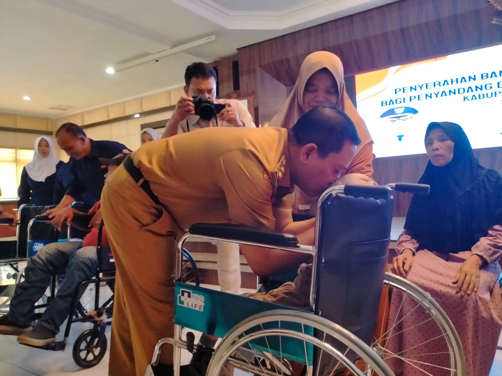 SOSIAL: Wakil Bupati Pekalongan Sukirman saat menyalurkan bantuan alat bantu jalan bagi kelompok penyandang disabilitas, di Aula Setda setempat, Selasa (12/8/2025).