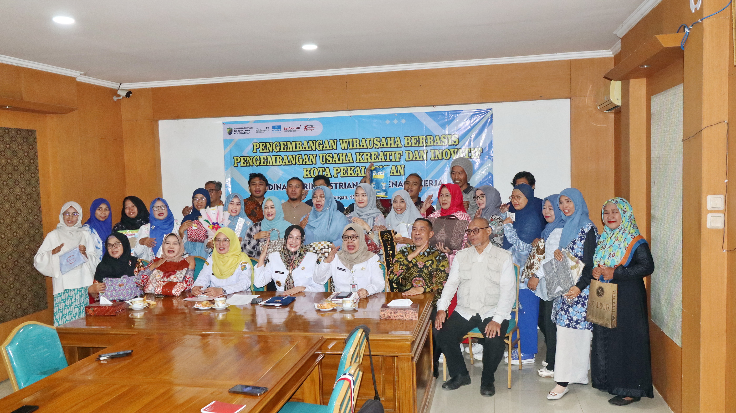 KOMPAK &ndash; Sebelum pelatihan digelar, peserta pelatihan berfoto bersama dengan Wakil Walikota Pekalongan Hj Balgis Diab, pemateri dan tim Dinperinaker, di ruang Jawa Hokokai, Rabu (13/8/2025).
