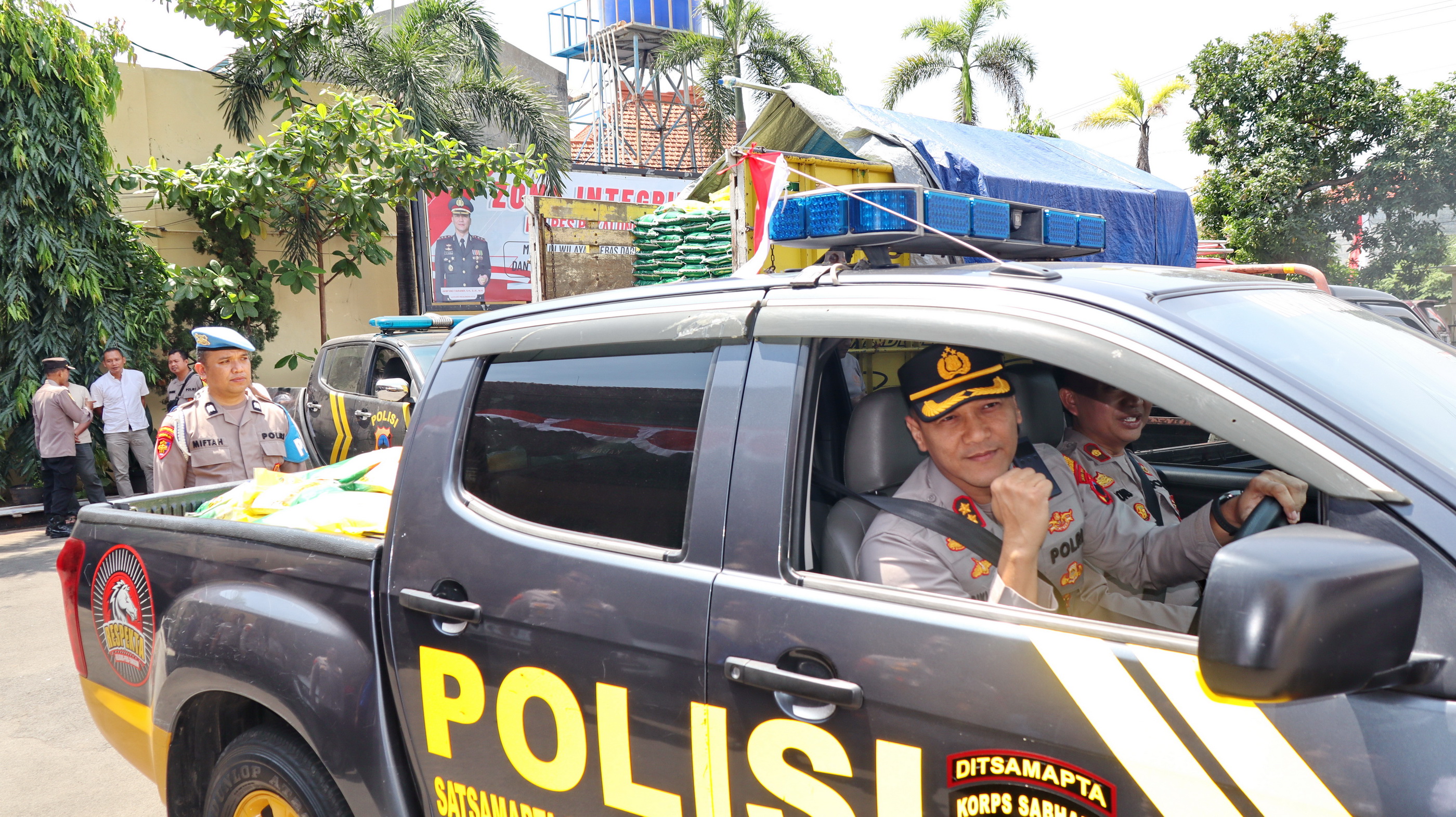 ANTAR BERAS - Kapolres Pekalongan Kota, AKBP Riki Yariandi langsung sopiri&nbsp;sendiri&nbsp;mobil pengangkut beras, Rabu (13/8/2025).