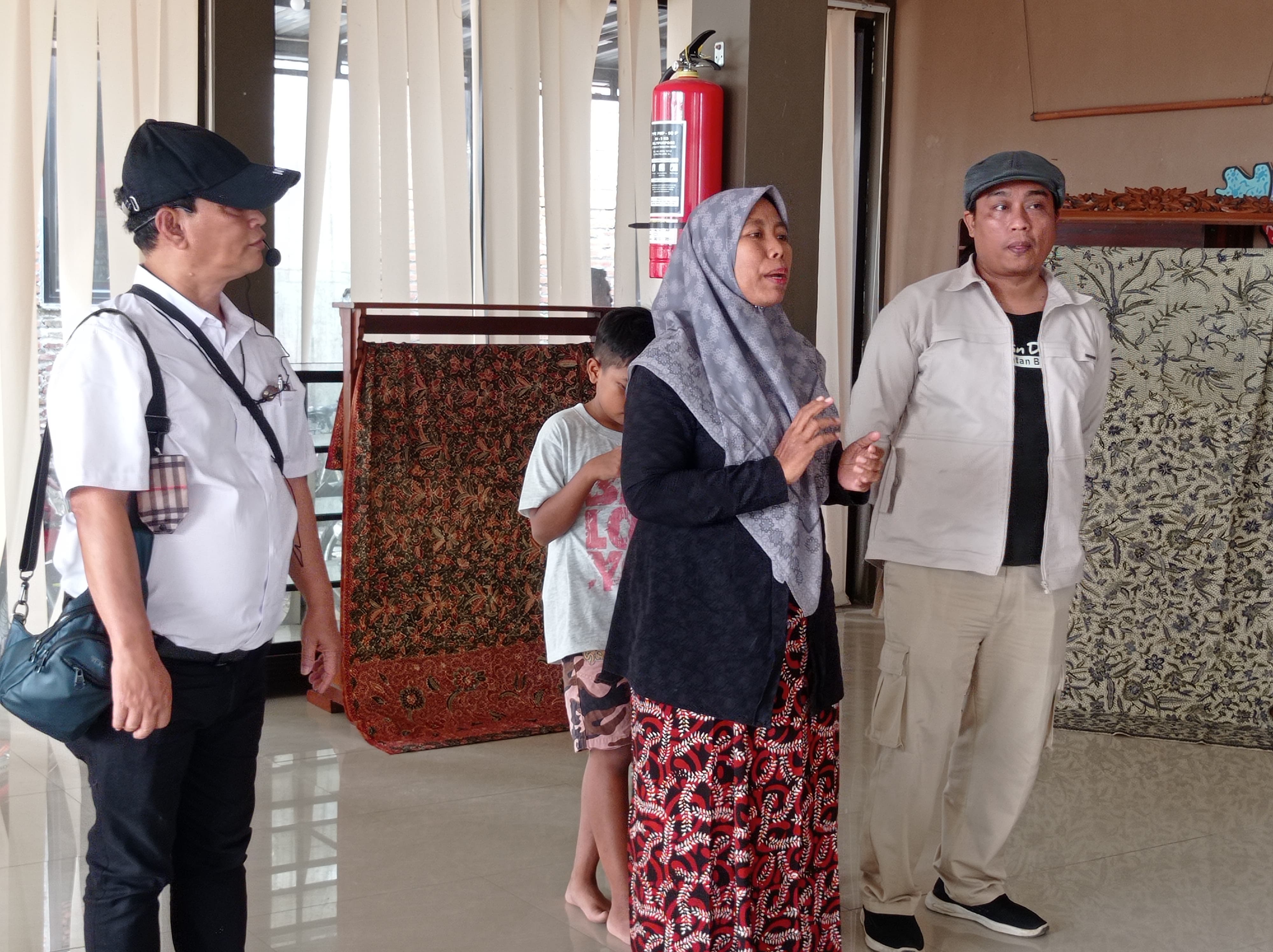 BELAJAR: Pembatik Rifaiyah saat memberikan arahan pada para pelajar Korea Selatan.