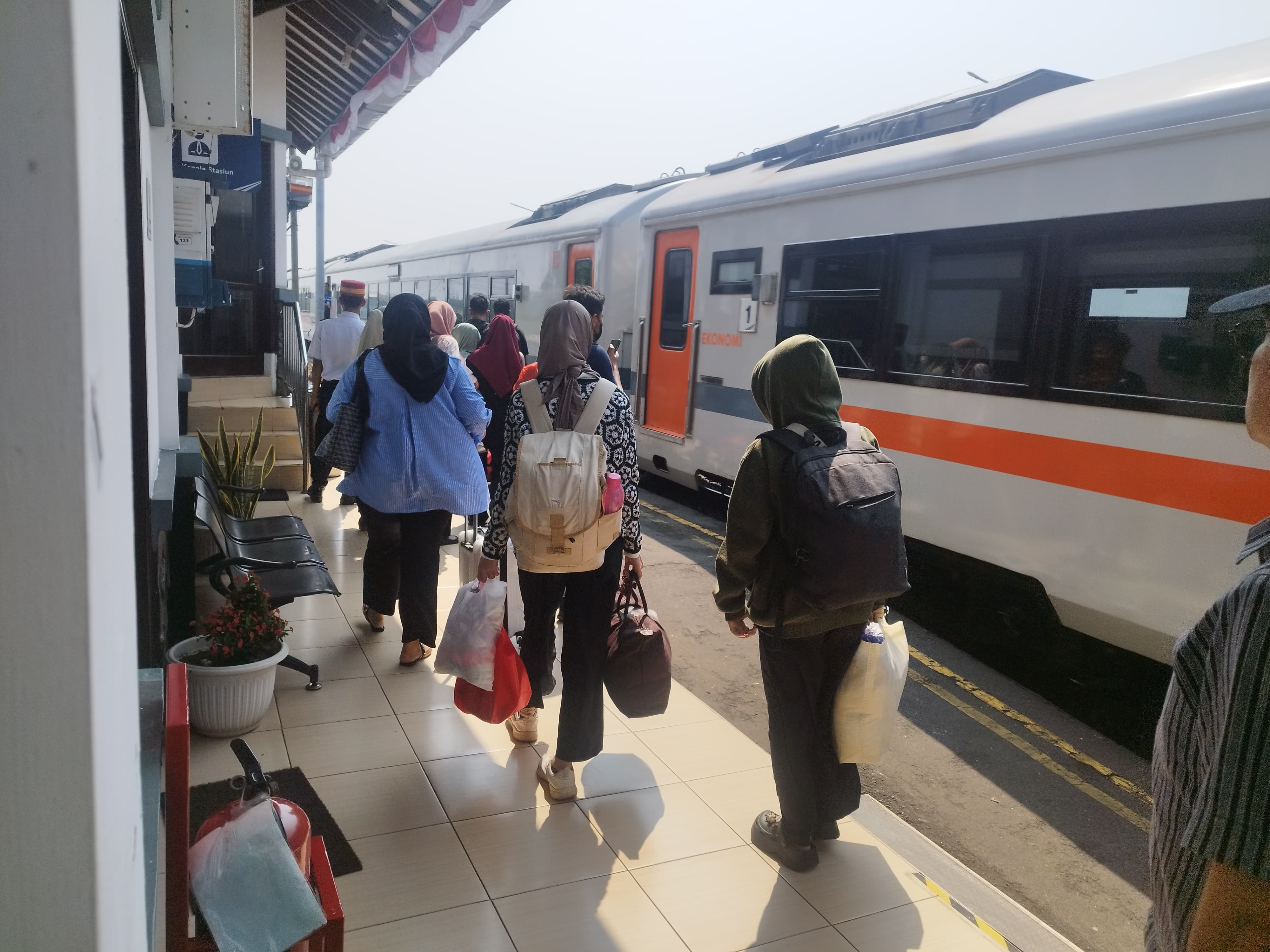 KERETA API: Suasana masyarakat saat menggunakan layanan transportasi di Stasiun Batang.