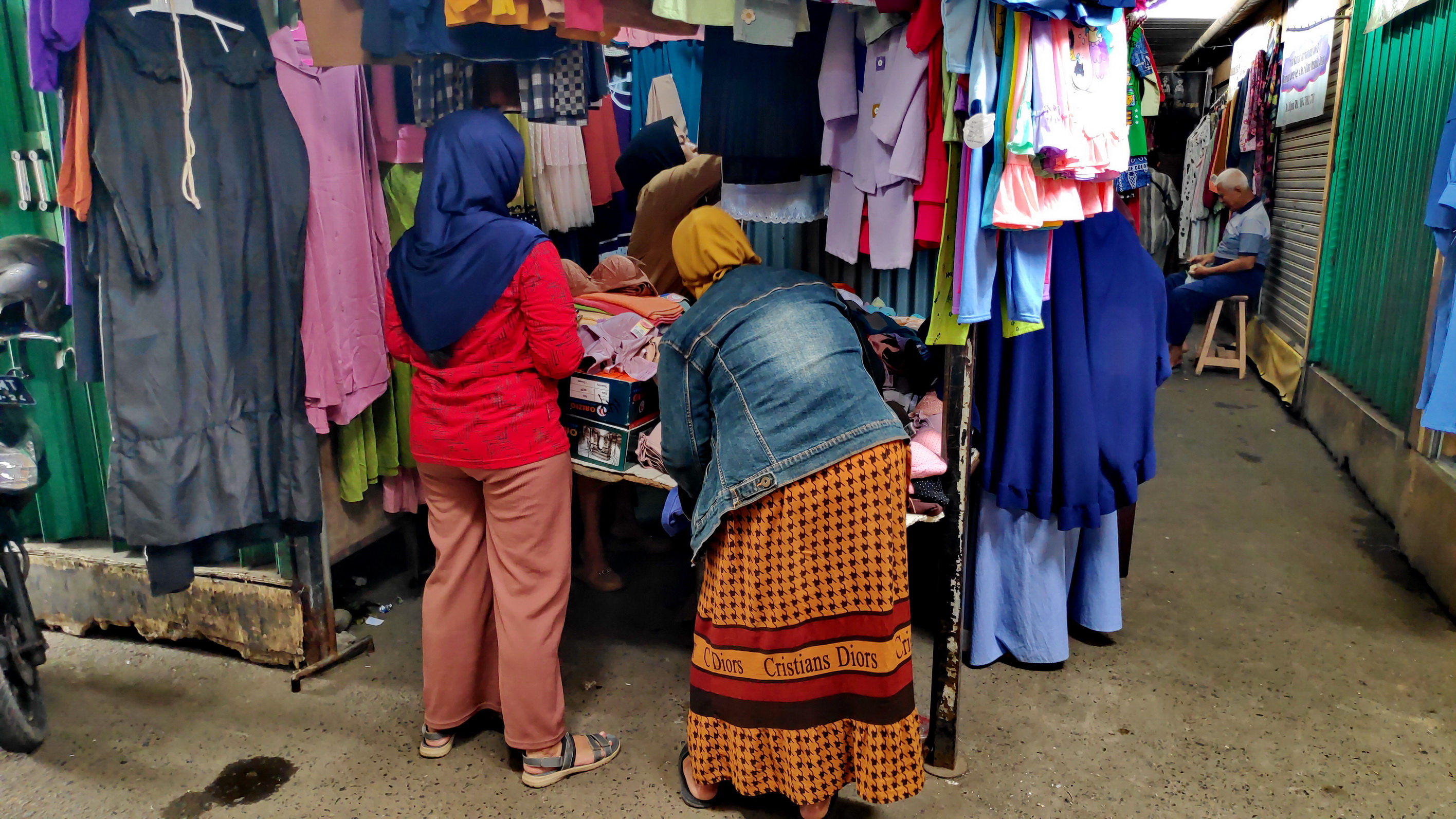 TRANSAKSI - Suasa dalam pasar Darurat Patiunus yang dalam Waktu dekat akan dibongkar, seiring pedagang yang akan pindah di Pasar Banjarsari baru.