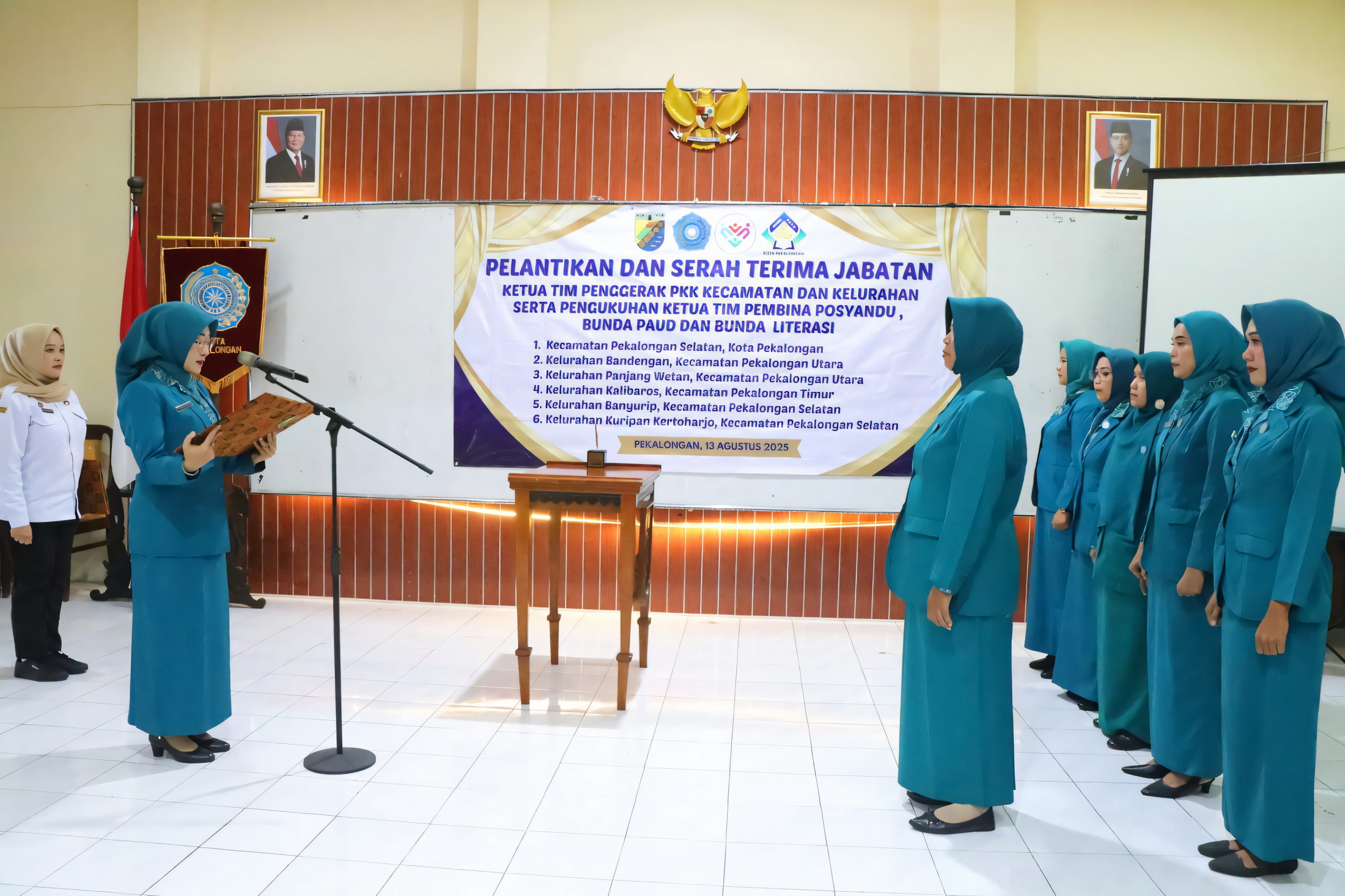 LANTIK - Ketua TP PKK Kota Pekalongan, Inggit Soraya saat melantik pengurus TP PKK tingkat Kecamatan dan Kelurahan Aula TP PKK, Rabu (13/8/2025) siang.