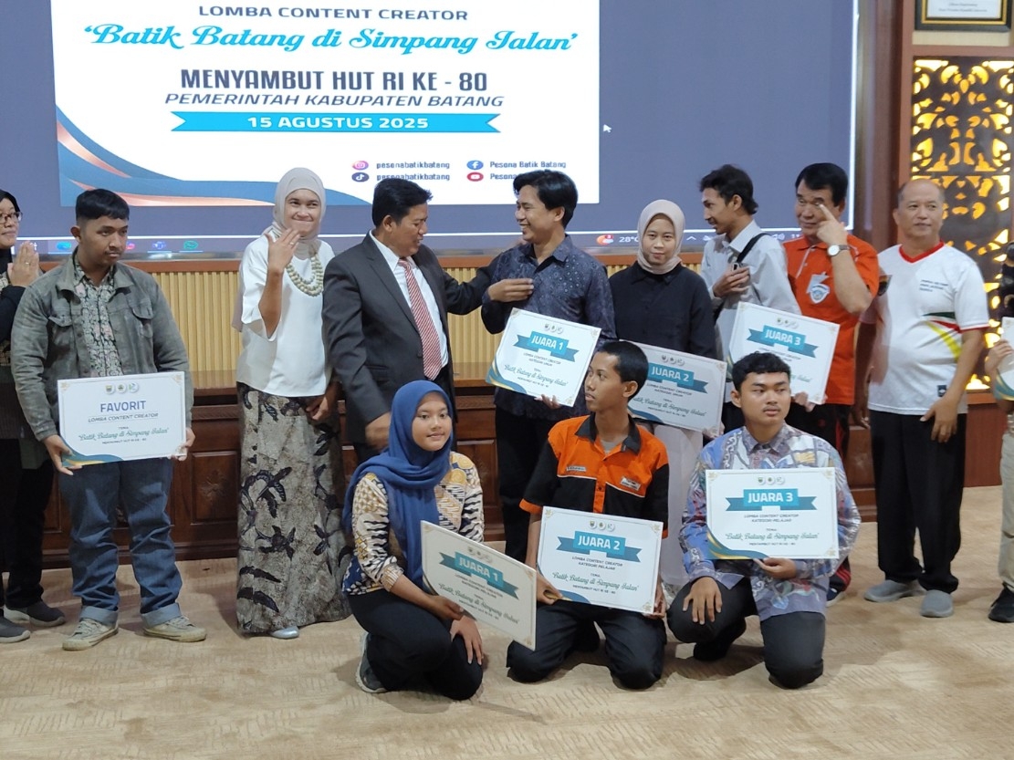 BATIK BATANG: Para konten kreator saat menerima penghargaan di Aula Kantor Bupati Batang.