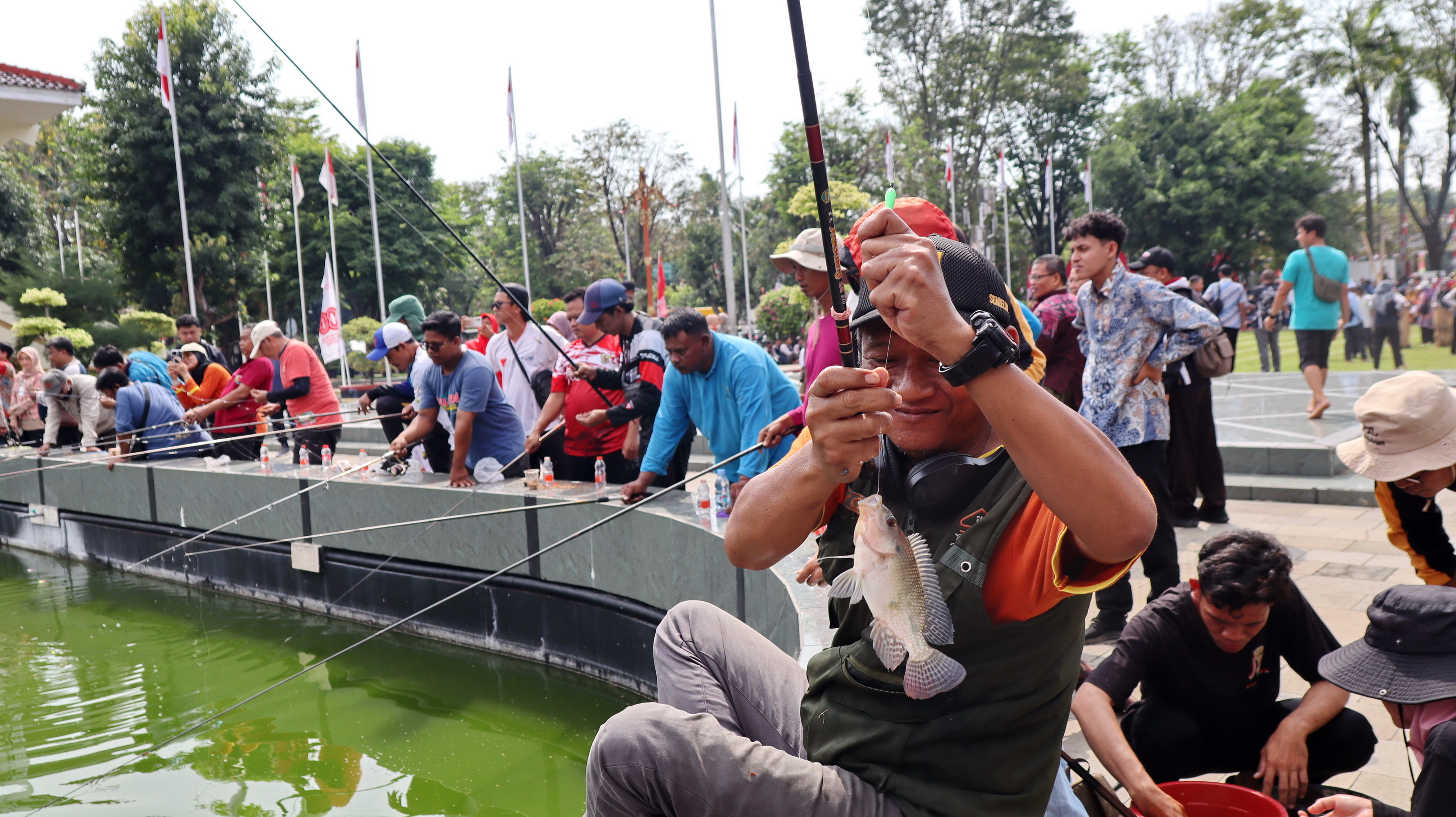 STRIKE - Salah satu peserta memancing dalam rangka HUT RI Pemkot Pekalongan saat dapat ikan, Kamis (14/8/2025).