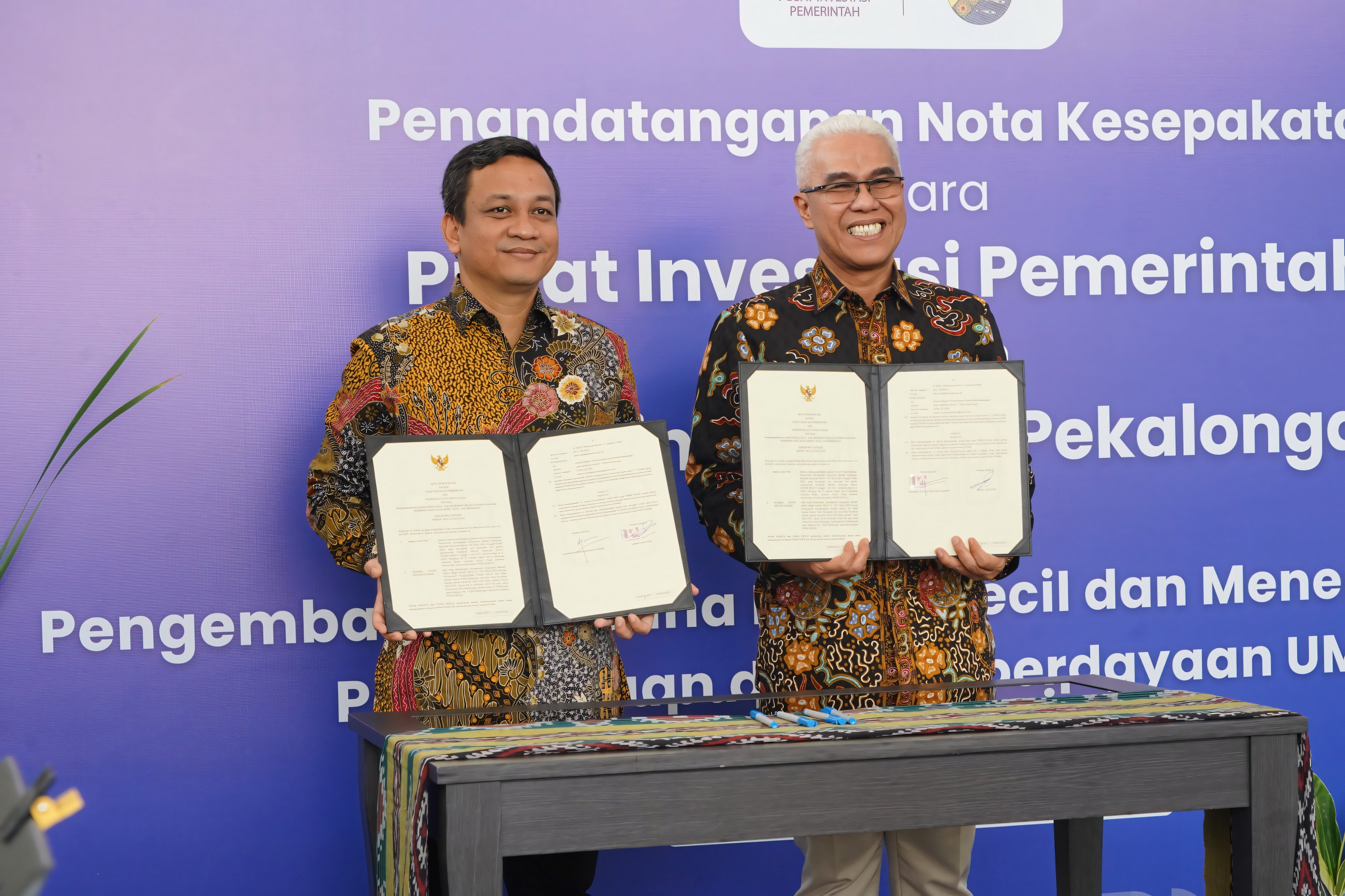 TUNJUKKAN - Walikota Pekalongan HA Afzan Arslan Djunaid saat menunjukkan&nbsp;nota kesepakatan dengan PIP, pada Kamis (14/8/2025) kemarin di Kantor PIP, Jakarta.