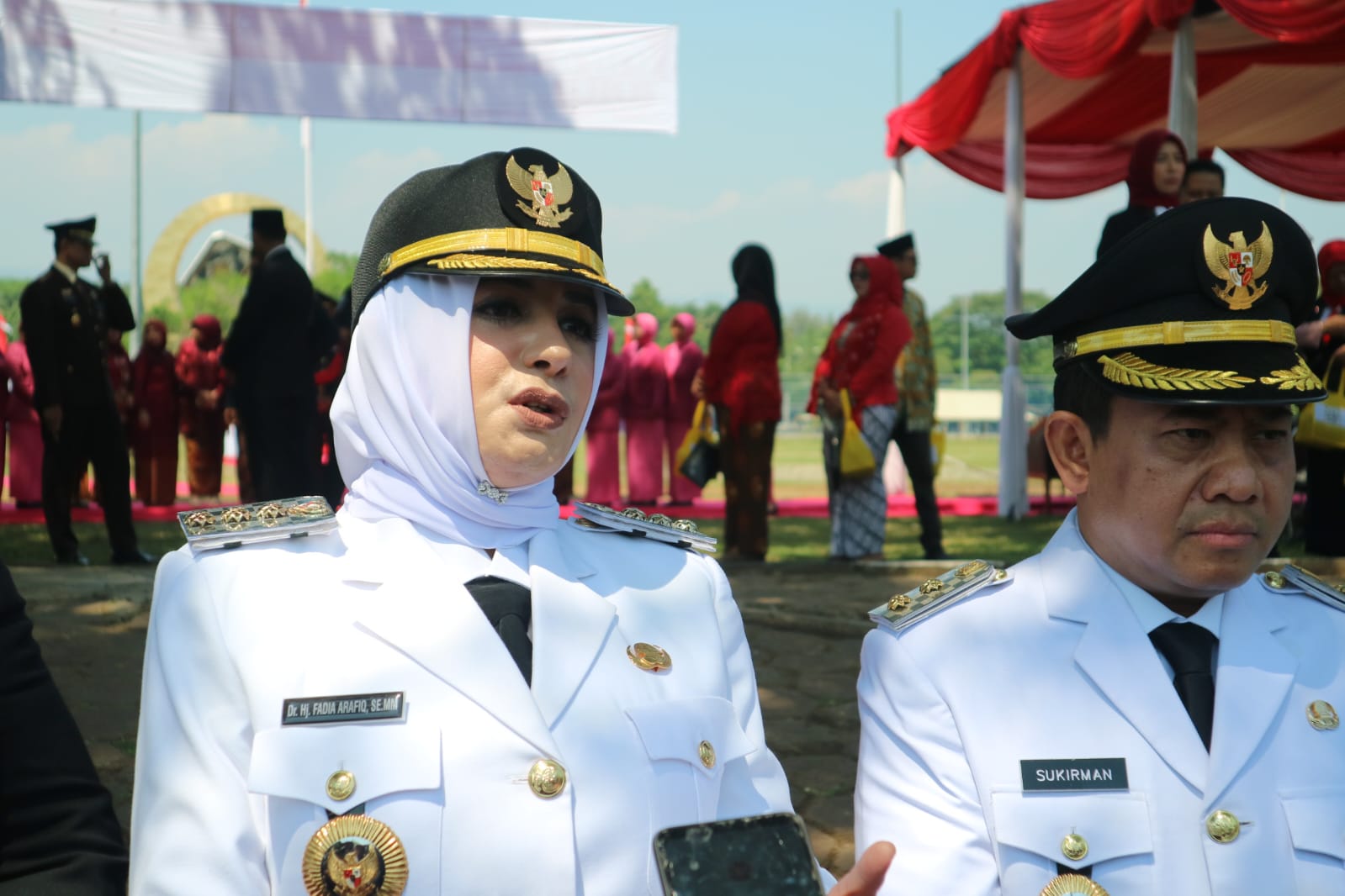 WAWANCARA: Bupati Pekalongan Fadia Arafiq dan Wakil Bupati Sukirman saat diwawancara sejumlah media usai upacara peringatan HUT ke-80 RI di Alun-Alun Kajen, Minggu (17/8/2025).