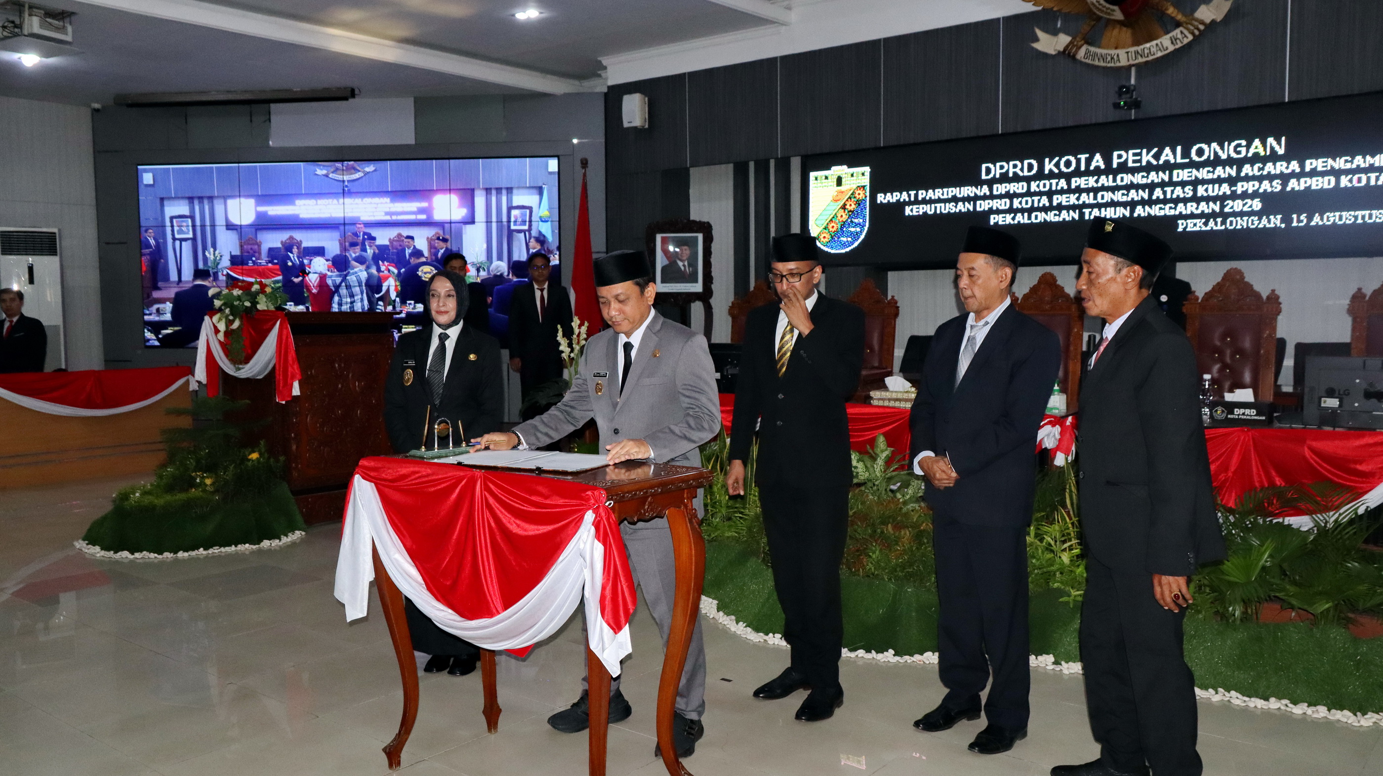 TANDATANGAN - Walikota Pekalongan HA Afzan Arslan Djunaid didampingi Wawalkot Balgis dan pimpinan DPRD menandatangani nota kesepakatan, pada Sidang paripurna Jumat sore (15/8/2025).