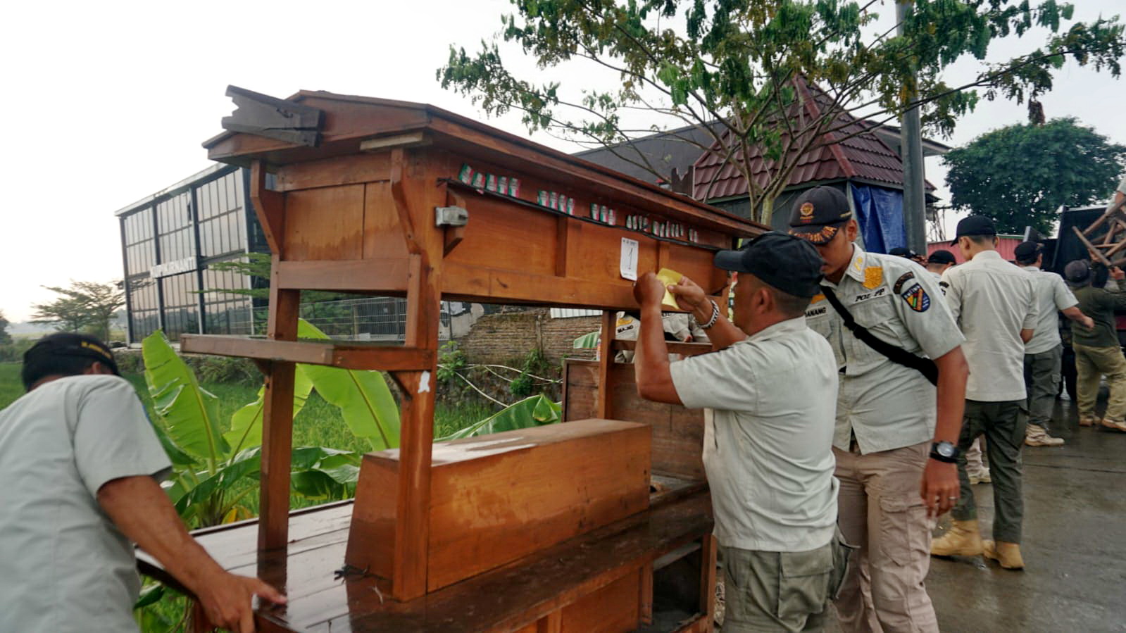 TERTIBKAN PEDAGANG &ndash; Sejumlah pasukan gabungan dari berbagai unsur saat melakukan penertiban lapak pedagang di jalur exit tol Setono Kamis (14/8/2025) lalu.