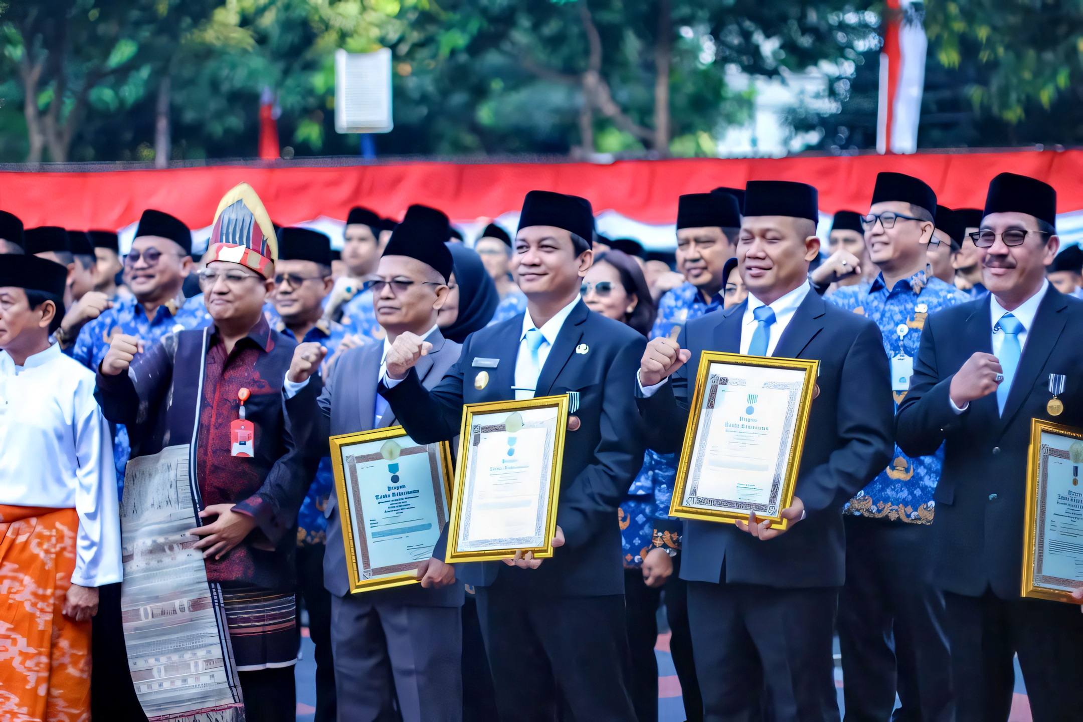 MEMBANGGAKAN -&nbsp; Walikota Pekalongan HA Afzan Arslan Djunaid berfoto bersama usai menerima&nbsp; Satyalancana dari Presiden,&nbsp; di halaman Kantor Kemendagri, Jakarta, Minggu (17/8/2025).