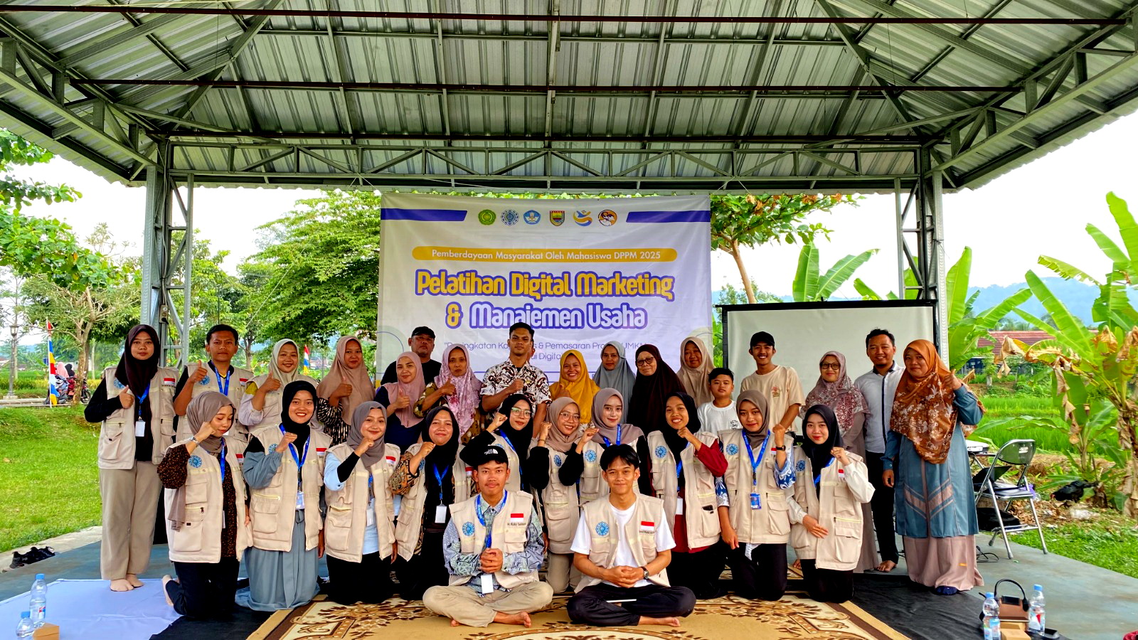 BERFOTO BERSAMA - Usai pelatihan 15 pelaku UMKM dari Rejosari Barat Tersono berfoto Bersama dengan Tim KKN Tematik UMKABA Tahun 2025 di Aula Taman Desa, pada Jumat (15/8/2025).