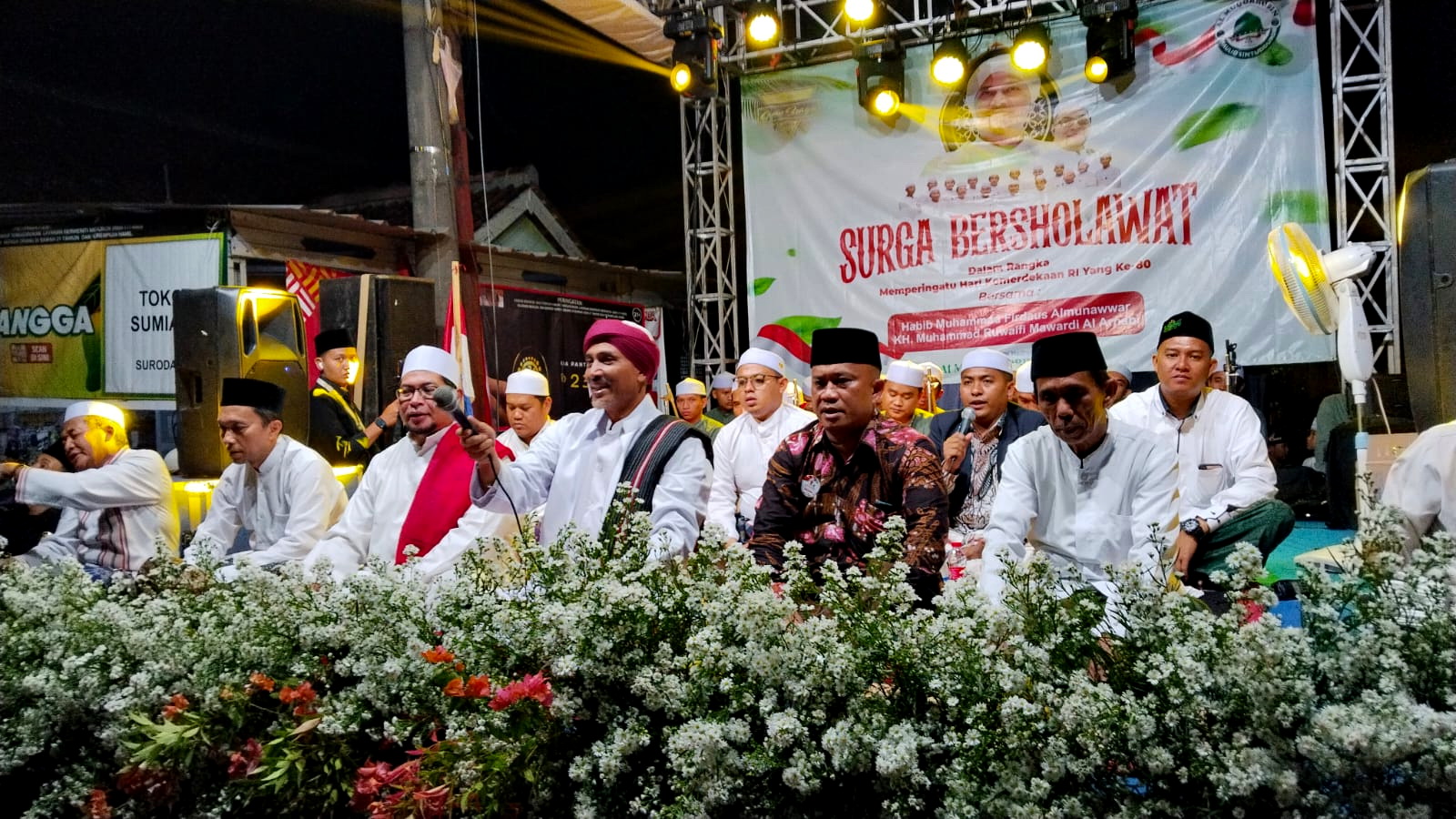 Ribuan warga Surodadi larut dalam Surga Bersholawat. Generasi muda RW.03 Gringsing sambut HUT RI ke-80 dengan sholawat penuh makna.