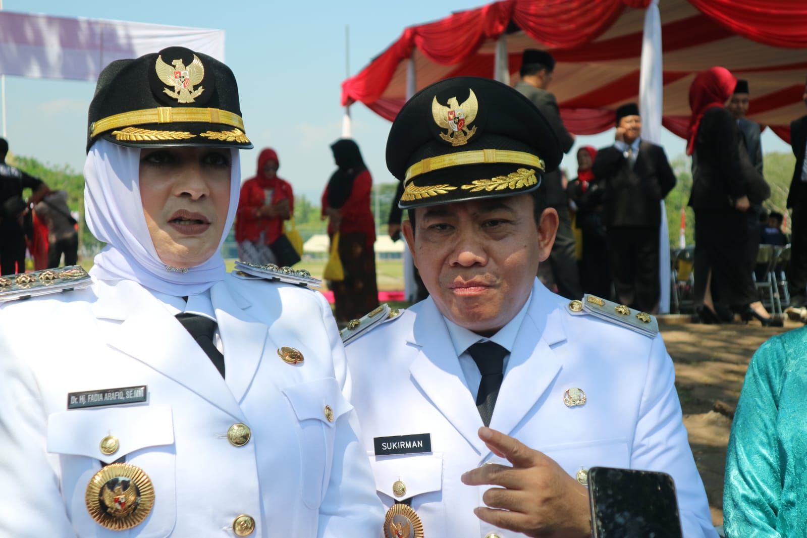 WAWANCARA: Bupati Pekalongan Fadia Arafiq dan Wakil Bupati Sukirman saat diwawancara sejumlah media usai upacara peringatan HUT ke-80 RI di Alun-Alun Kajen, Minggu (17/8/2025).