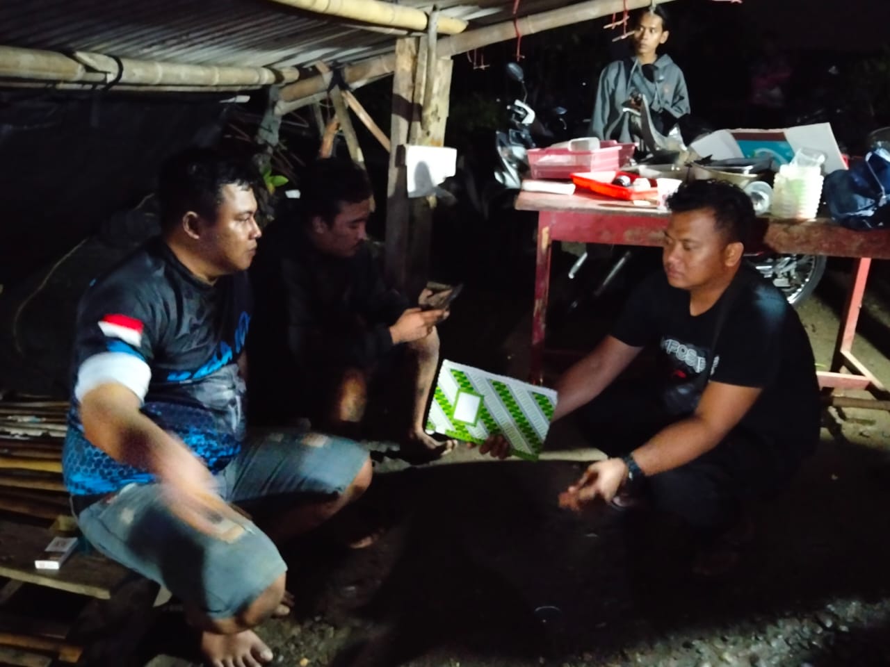 KECELAKAAN: Kondisi korban selamat usai kejadian. Anggota kepolisian meminta keterangan para korban, Minggu malam (17/8/2025).