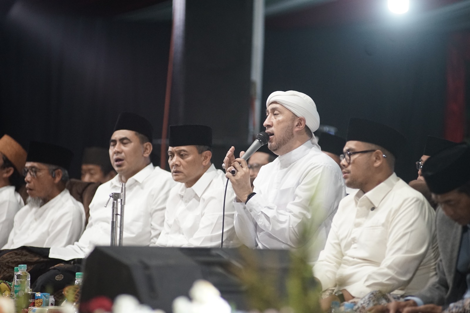 SHOLAWAT: Gubernur Jawa Tengah Ahmad Luthfi bersama jajarannya saat bersholawat di Kabupaten Batang.