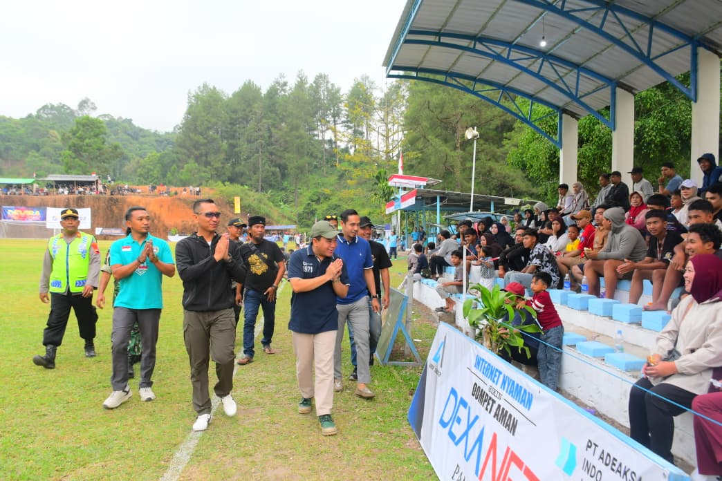 OLAHRAGA: Wakil Bupati Pekalongan Sukirman bersama Dandim 0710/Pekalongan saat membuka Turnamen Sepak Bola Danramil Cup ke-10, Paninggaran, Senin (18/8/2025).