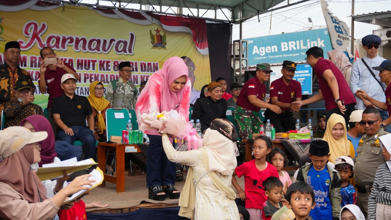 KARNAVAL: Bupati Pekalongan Fadia Arafiq saat menerima cenderamata dari peserta karnaval Kecamatan Karanganyar, Senin (18/8/2025).