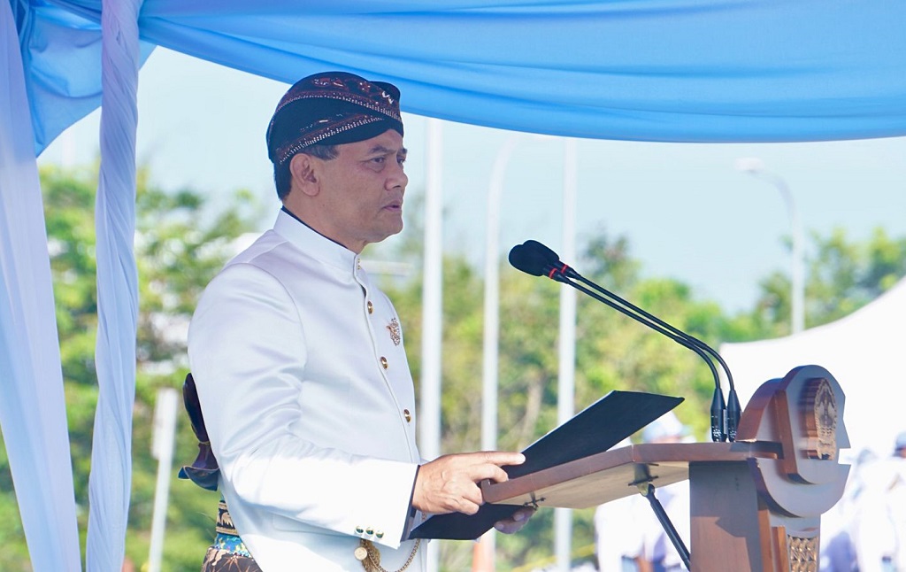 UPACARA: Gubernur Jawa Tengah Ahmad Luthfi dalam upacara Peringatan Hari Jadi Ke-80 Provinsi Jawa Tengah tahun 2025.