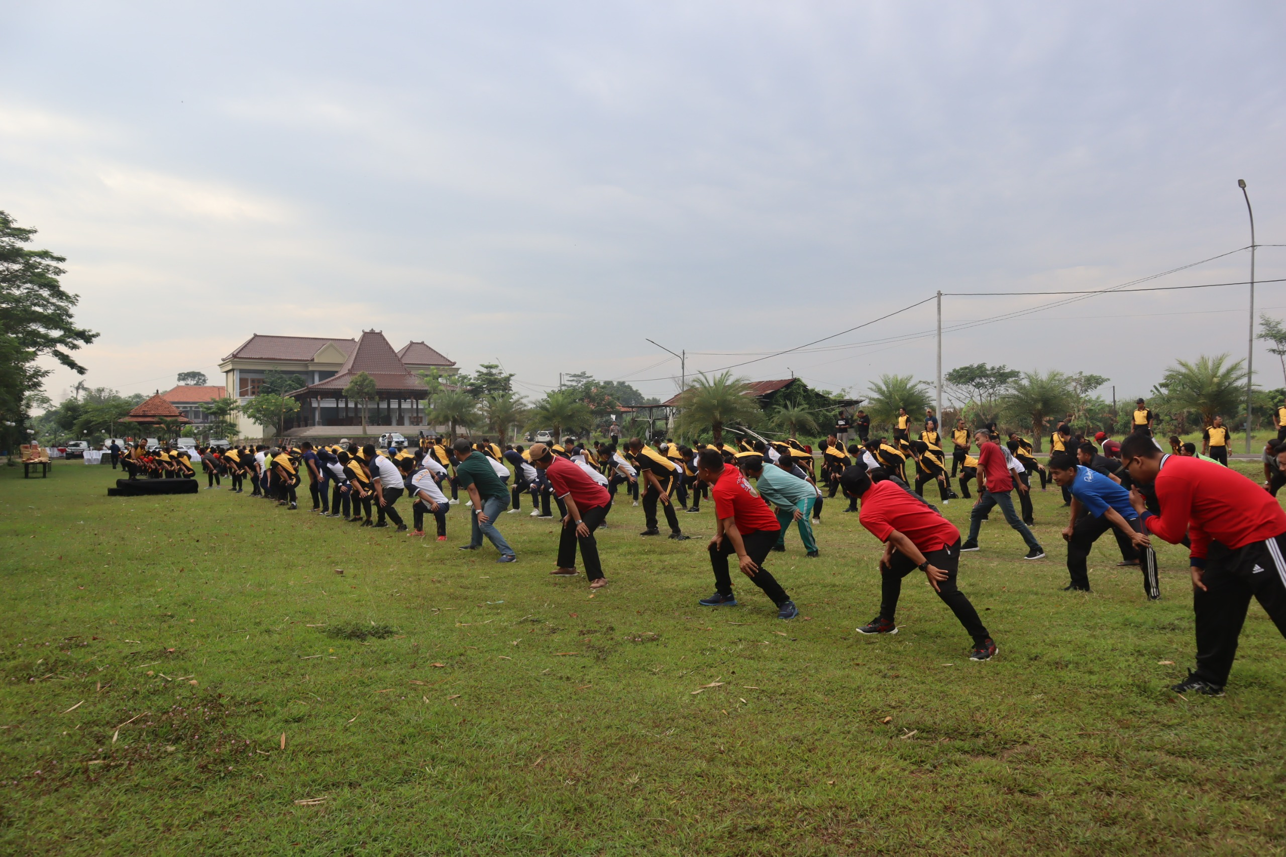 SENAM BERSAMA - Anggota Polres Pekalongan Kota dan para santri Pondok Maliki Kota Pekalongan saat seam Bersama, sebelum digelar, bersih-bersih dan lanjut Lomba-lomba, Selasa (19/8/2025).