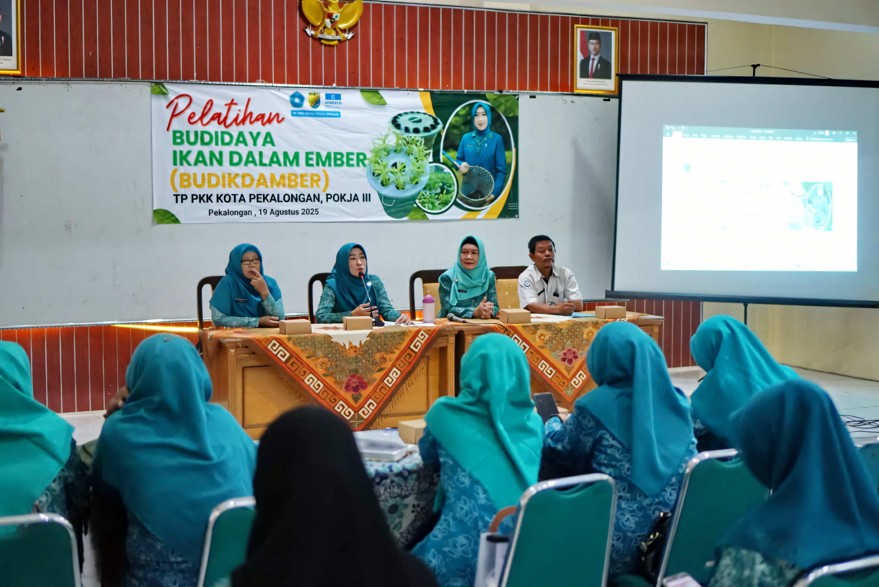 MOTIVASI - Ketua TP PKK Kota Pekalongan, Inggit Soraya saat berikan motivasi kepada anggotanya, bahwa mereka bisa Budikdamber, di aula Kantor TP PKK setempat Selasa (19/8/2025).