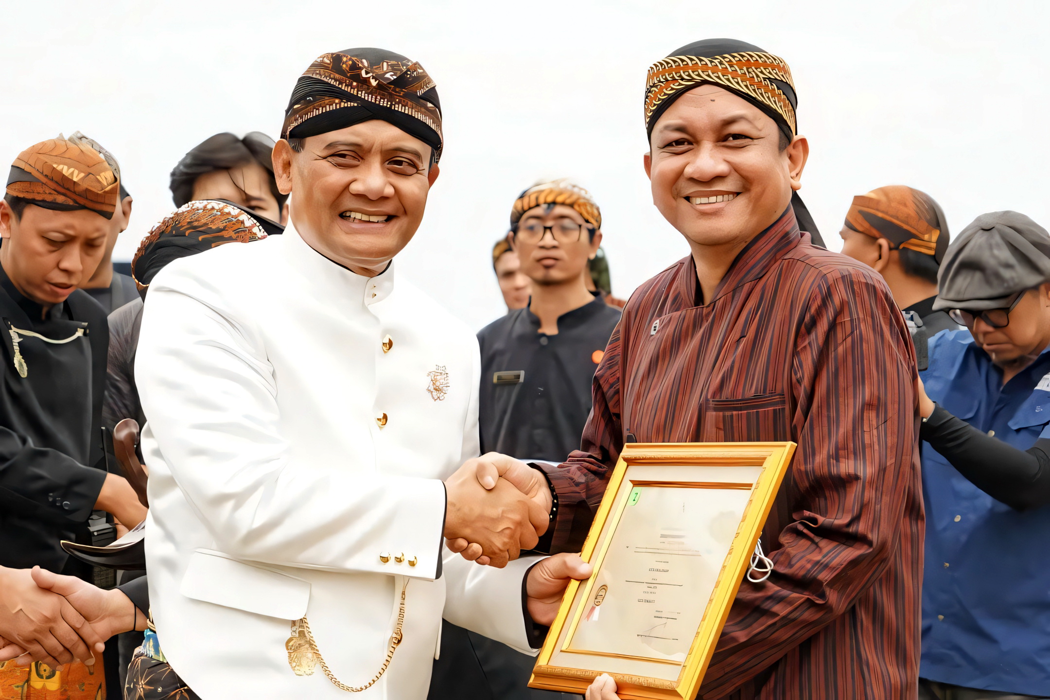 TERIMA PENGHARGAAN - Wali Kota Pekalongan HA Afzan Arslan Djunaid saat menerima penghargaan, langsung diberikan Gubernur Jawa Tengah Ahmad Luthfi di Lapangan KEK, Selasa pagi (19/8/2025).