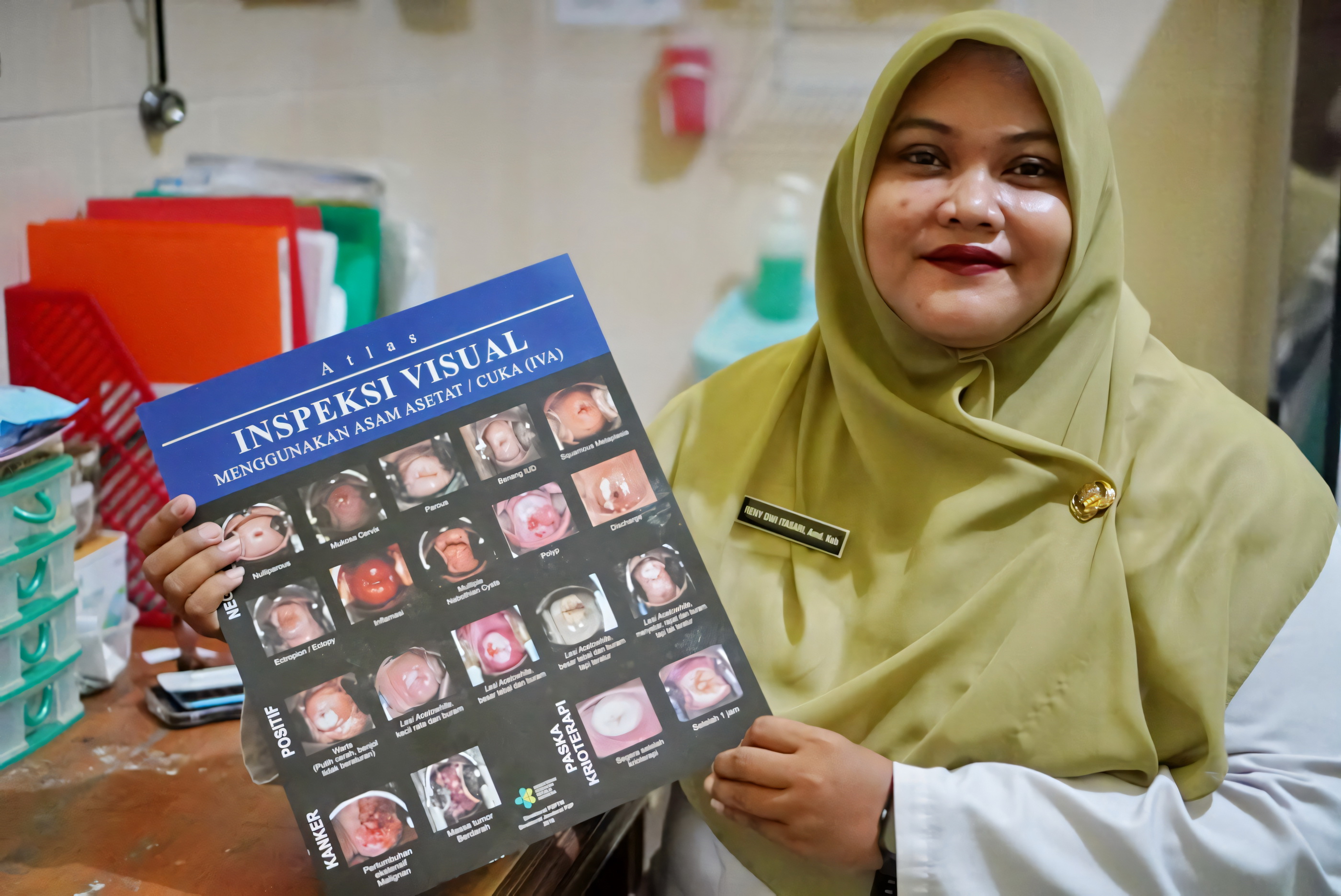 TUNJUKKAN LEMBAR SOSIALISASI -&nbsp;Koordinator Bidan Puskesmas Dukuh&nbsp;Reny Dwi Itasari,&nbsp;tunjukkan lembar sosialisasi pencegahan kanker serviks.
