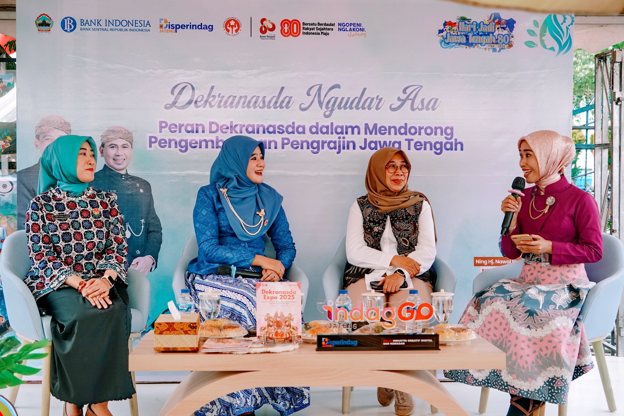 TALK SHOW -&nbsp;Ketua Dekranasda Kota Pekalongan, Hj. Inggit Soraya saat menjadi narasumber talk show&nbsp;Ngudar Asa&nbsp;Semarang, Rabu&nbsp; (20/8/2025).