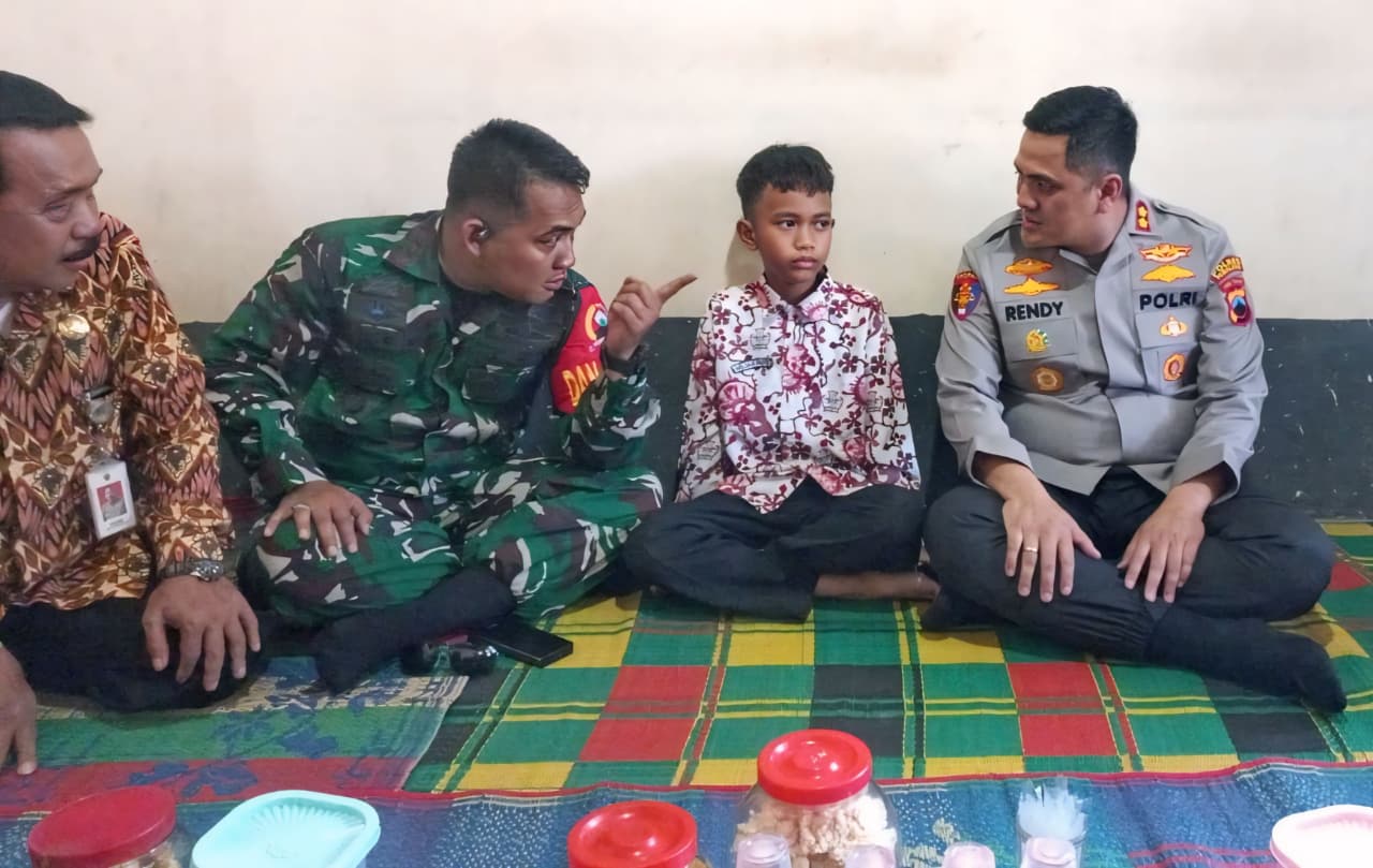 MENJENGUK - Kapolres Pemalang AKBP Rendy Setia Permana bersama Dandim 0711/Pemalang Letkol Inf Mohamad Arif saat menjenguk anak korban pembunuhan di Warungpring, pada Kamis (21/8/2025).