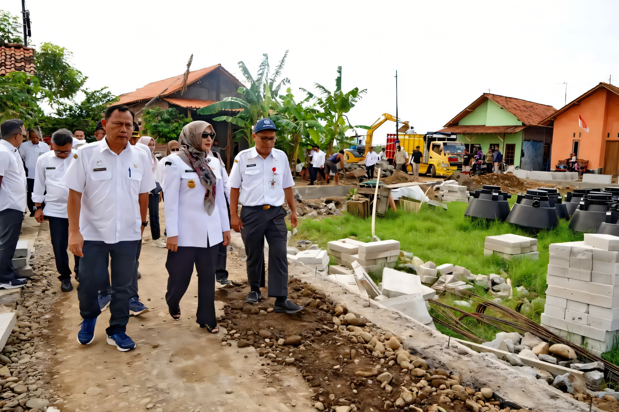 TINJAU LANGSUNG - Wawalkot Balgis turut mendampingi tim KSP tinjau kawasan Clumprit, Kelurahan Degayu Rabu sore (20/8/2025).