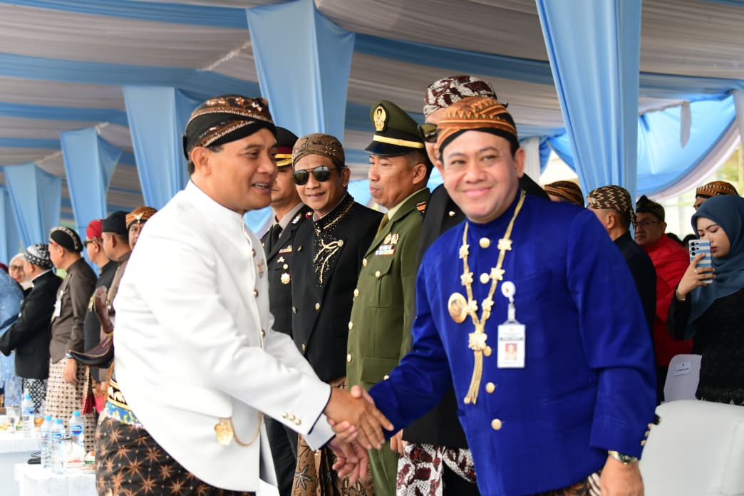 SINERGI: Wabup Pekalongan Sukirman bersalaman dengan Gubernur Jateng Ahmad Luthfi usai Upacara Peringatan Hari Jadi ke-80 Provinsi Jawa Tengah, di Kawasan Industri Terpadu Batang (KITB).