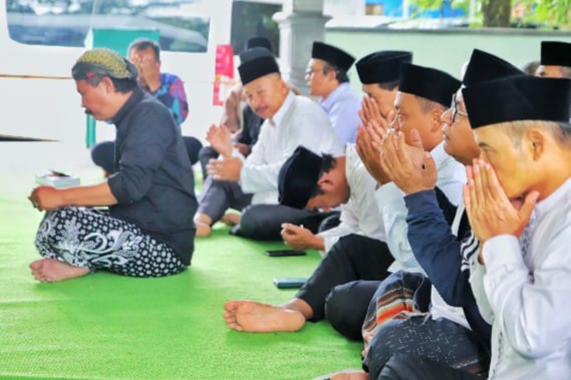 KHIDMAT: Anggota DPRD Kabupaten Pekalongan saat berziarah di makam Ki Ageng Cempaluk, Kecamatan Kesesi, Kabupaten Pekalongan.