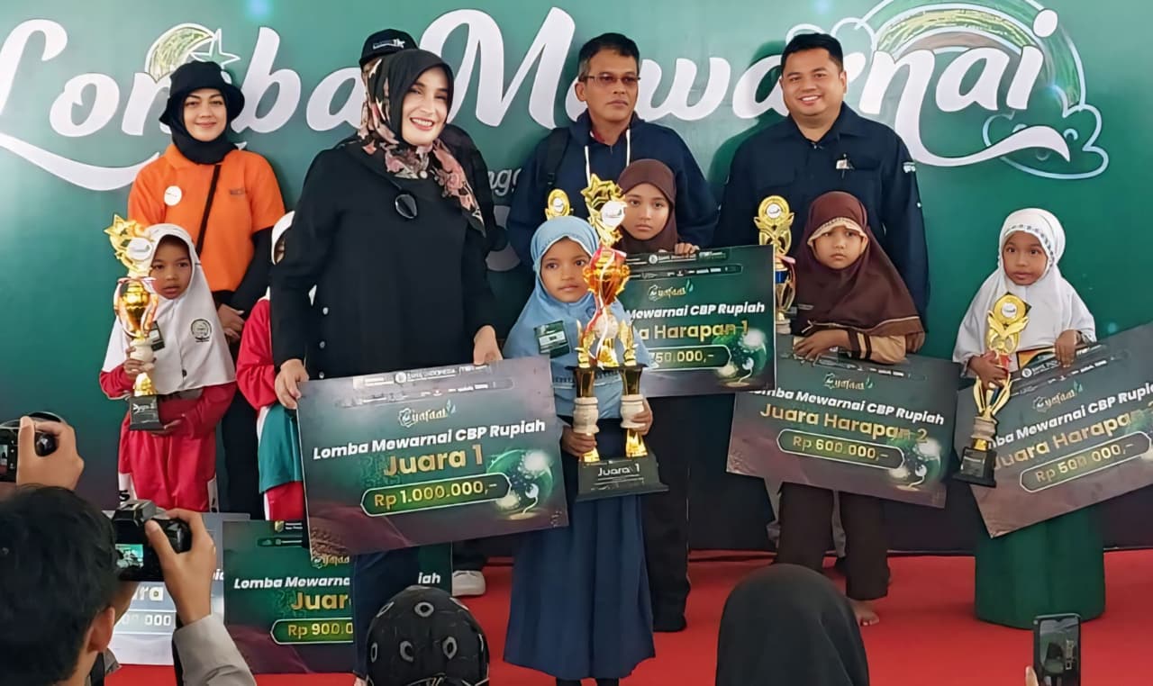 SERAHKAN - Wakil Wali Kota Balgis saat serahkan hadiah lomba kepada para pemenang lomba mewarnai, dalam Fesyar 2025di Lapangan Mataram, Sabtu (24/8/2025).