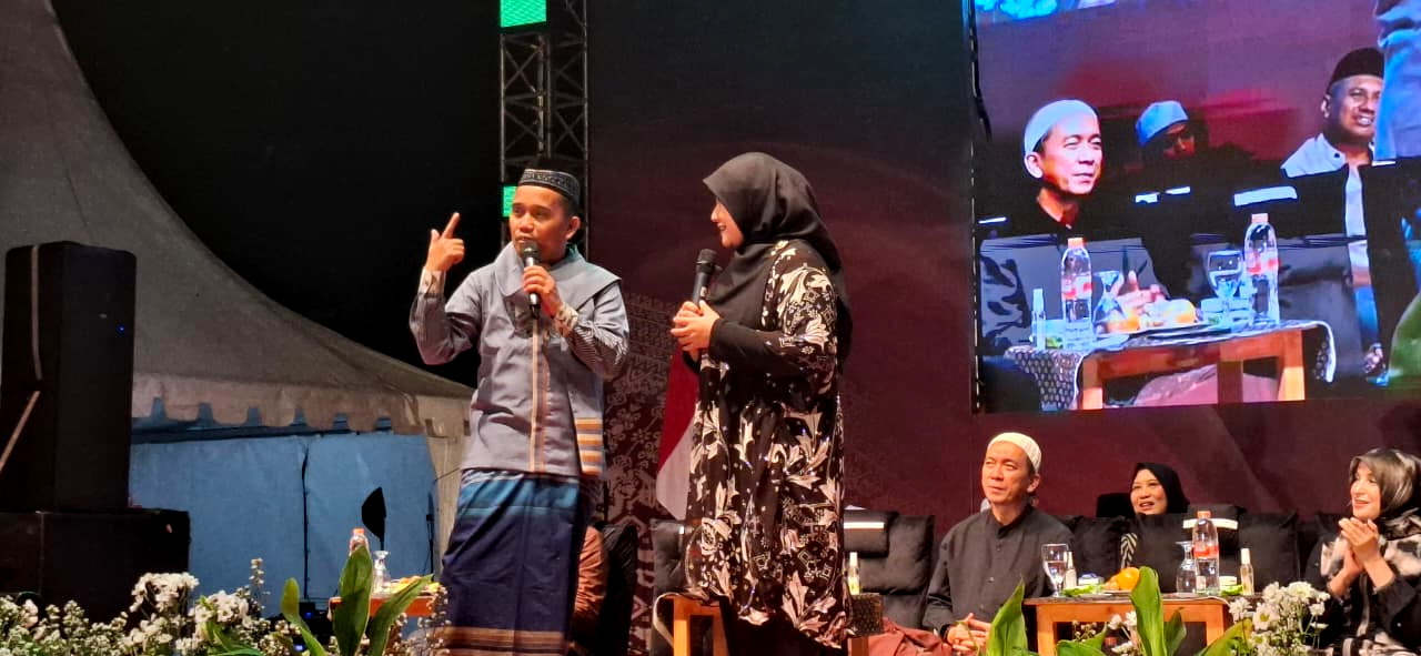 SAMBUTAN - Ustadz Maulana saat ngobrol santai sebelum berikan tausiah bersama Kepala KPw BI Tegal Bimala, saat penutupan Syafaat 2025 di Lapangan Mataram, Minggu (24/8/2025) malam.