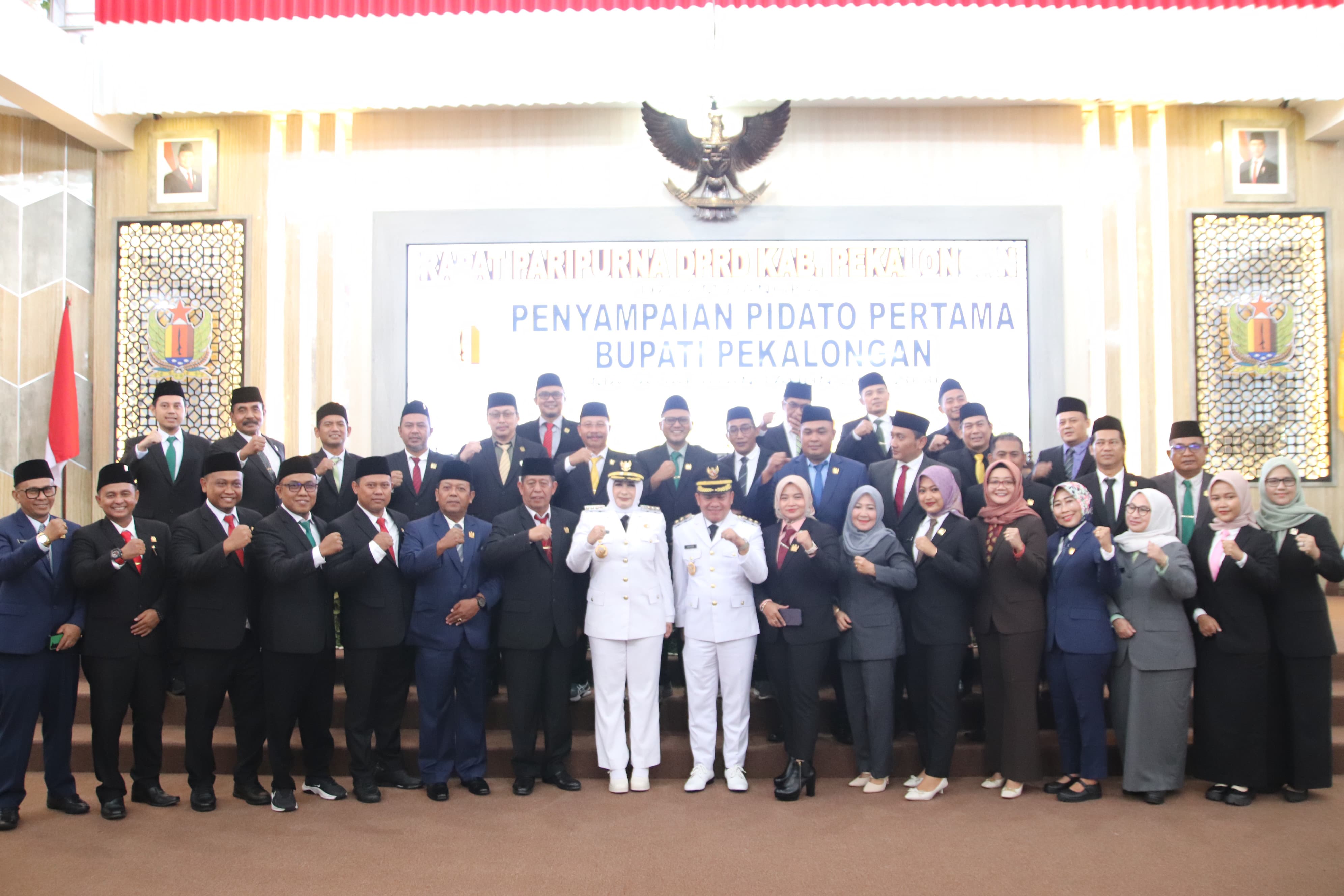SINERGI: Anggota DPRD Kabupaten Pekalongan berfoto bersama Bupati Pekalongan Fadia Arafiq dan Wabup Sukirman.