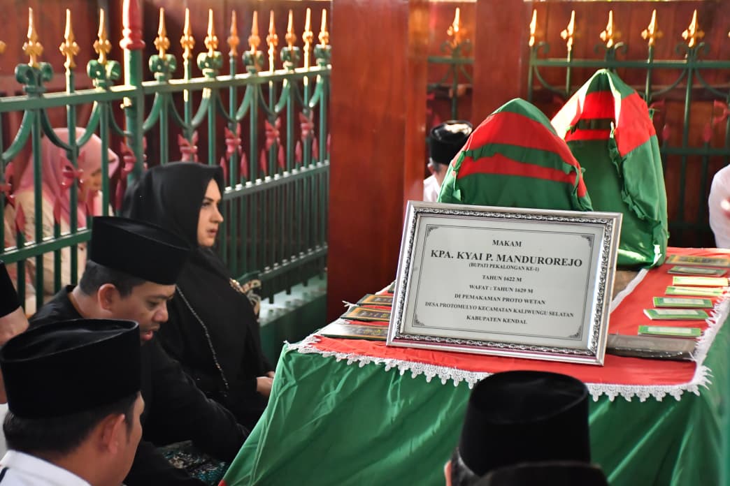 KENANG PENDAHULU: Bupati Pekalongan Fadia Arafiq dan Wakil Bupati Sukirman bersama rombongan saat ziarah ke makam KPA Kyai Mandurorejo, Kaliwungu, Kendal, Jumat (22/8/2025).
