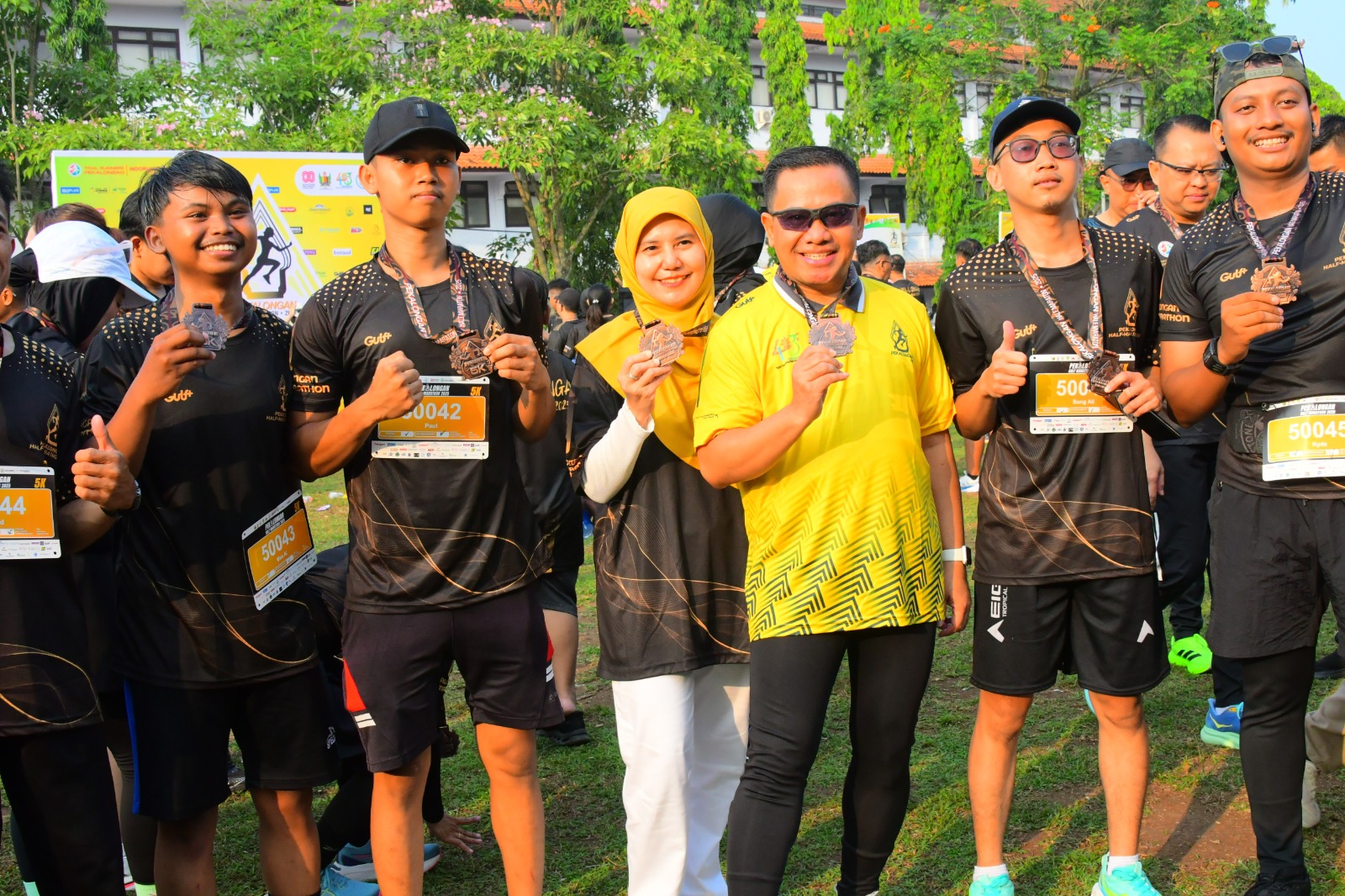 MERIAH: Wabup Pekalongan Sukirman dan Ketua TP PKK Kabupaten Pekalongan Galuh Kirana Sukirman berfoto bersama sejumlah peserta usai acara, Minggu (24/8/2025).