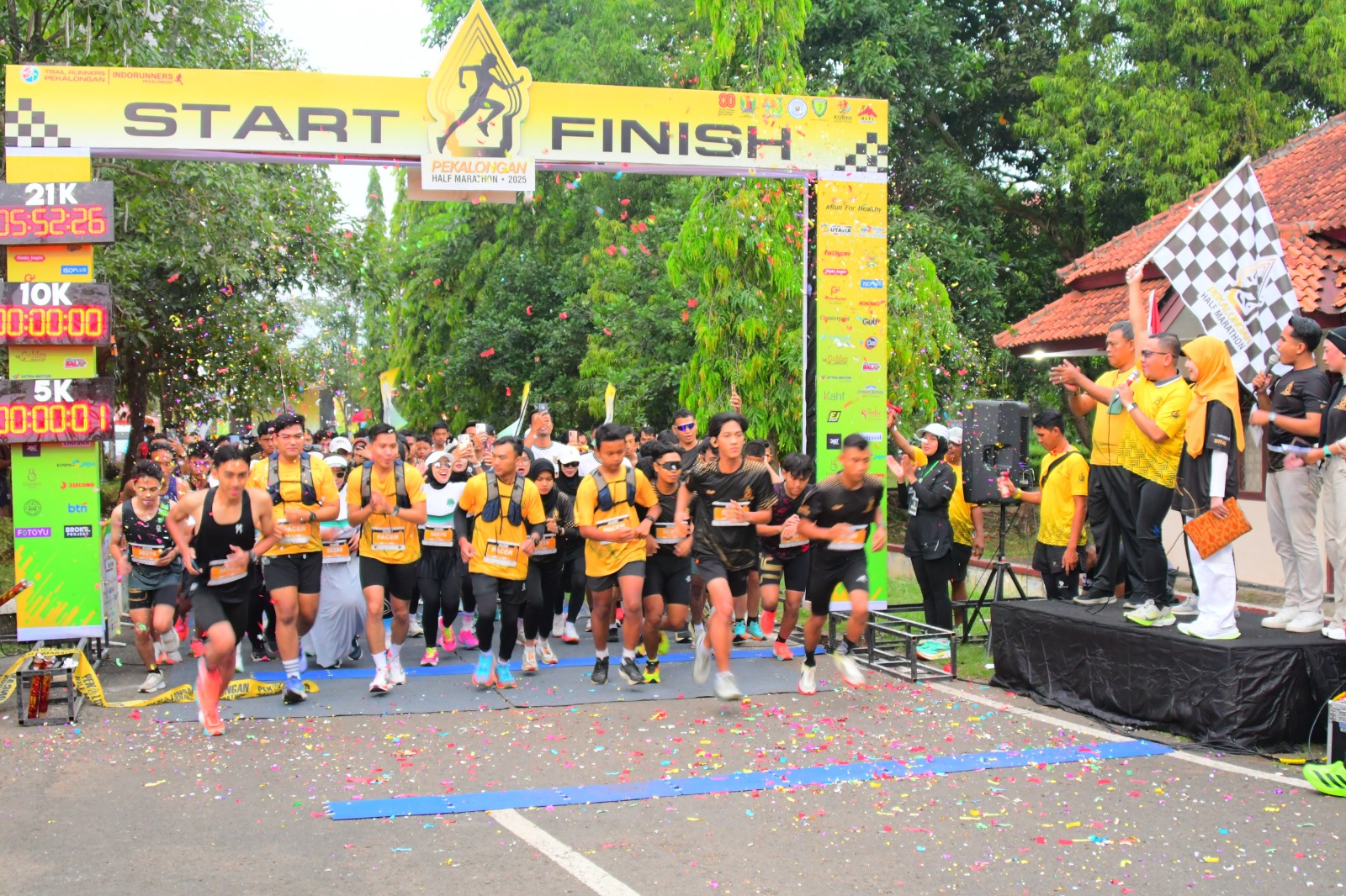 MERIAH: Wabup Sukirman saat melepas para peserta Pekalongan Half Marathon di titik start.