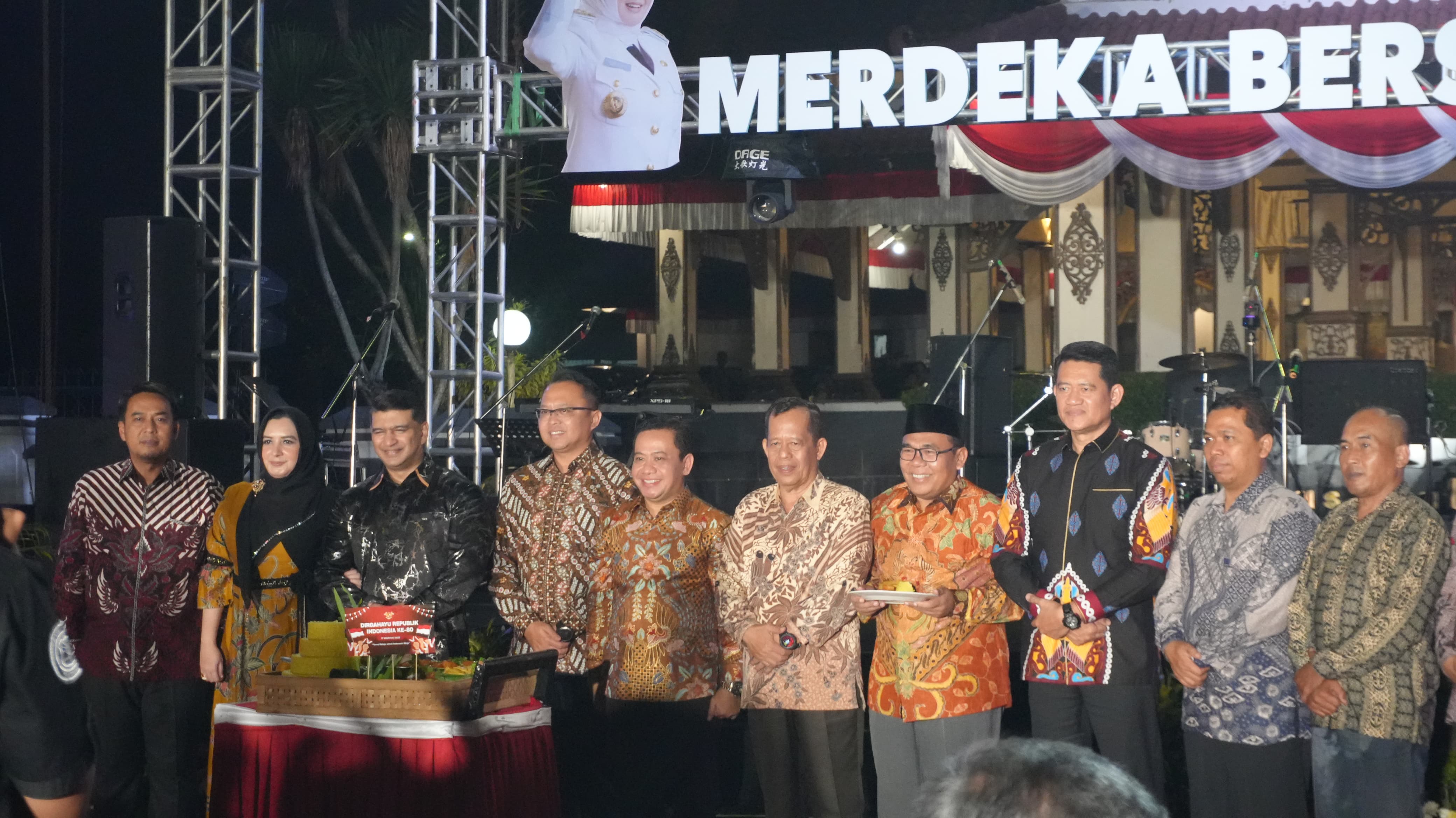 SEMARAK: Bupati Fadia dan Wabup Sukirman bersama Forkopimda dan tokoh Kabupaten Pekalongan saat resepsi peringatan HUT ke-80 RI. Fadia menyampaikan rangkaian Hari Jadi ke-403 Kabupaten Pekalongan.