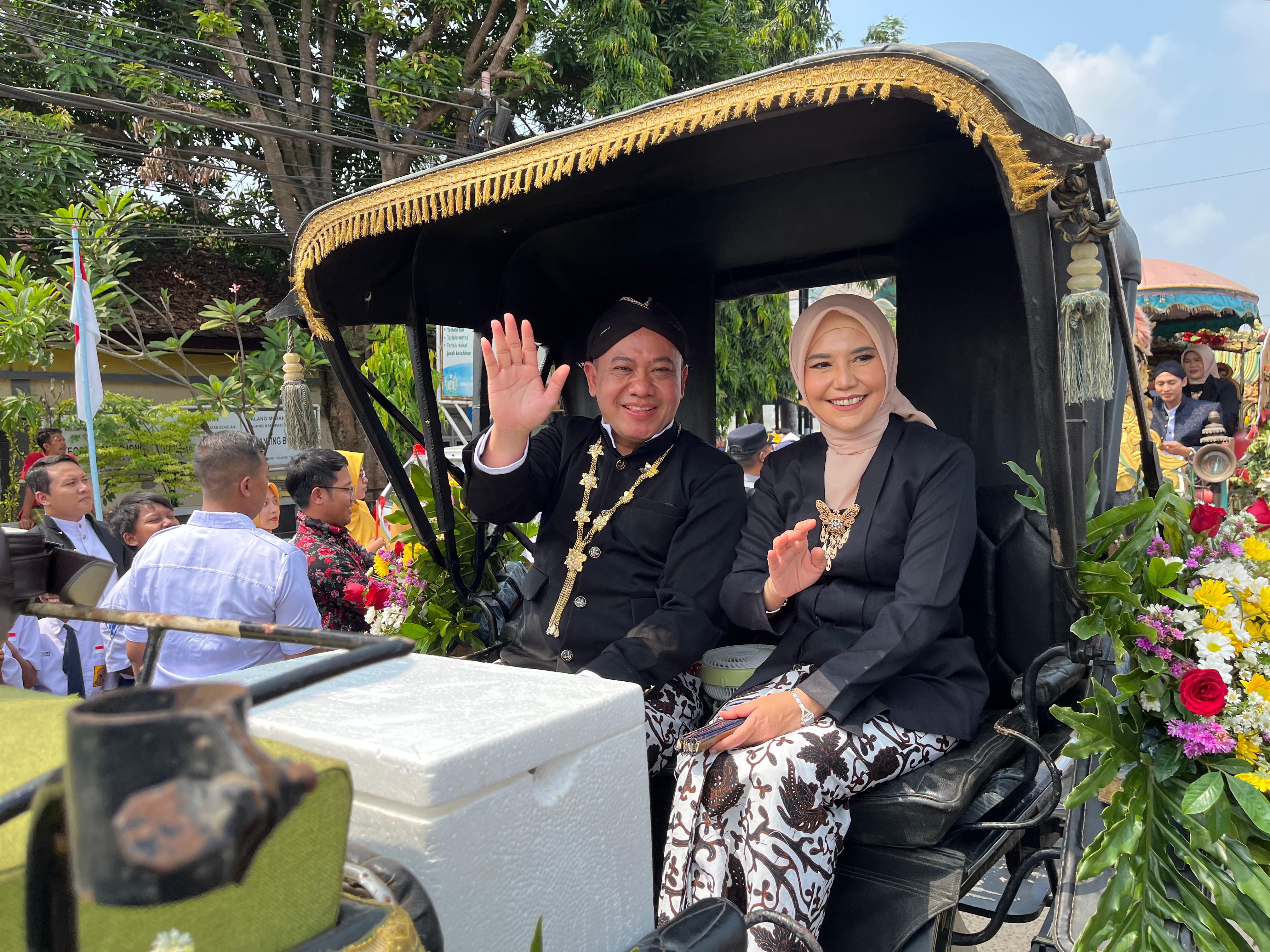 KIRAB: Wakil Bupati Pekalongan Sukirman dan istri saat kirab budaya Hari Jadi ke-403 Kabupaten Pekalongan, Senin (25/8/2025).