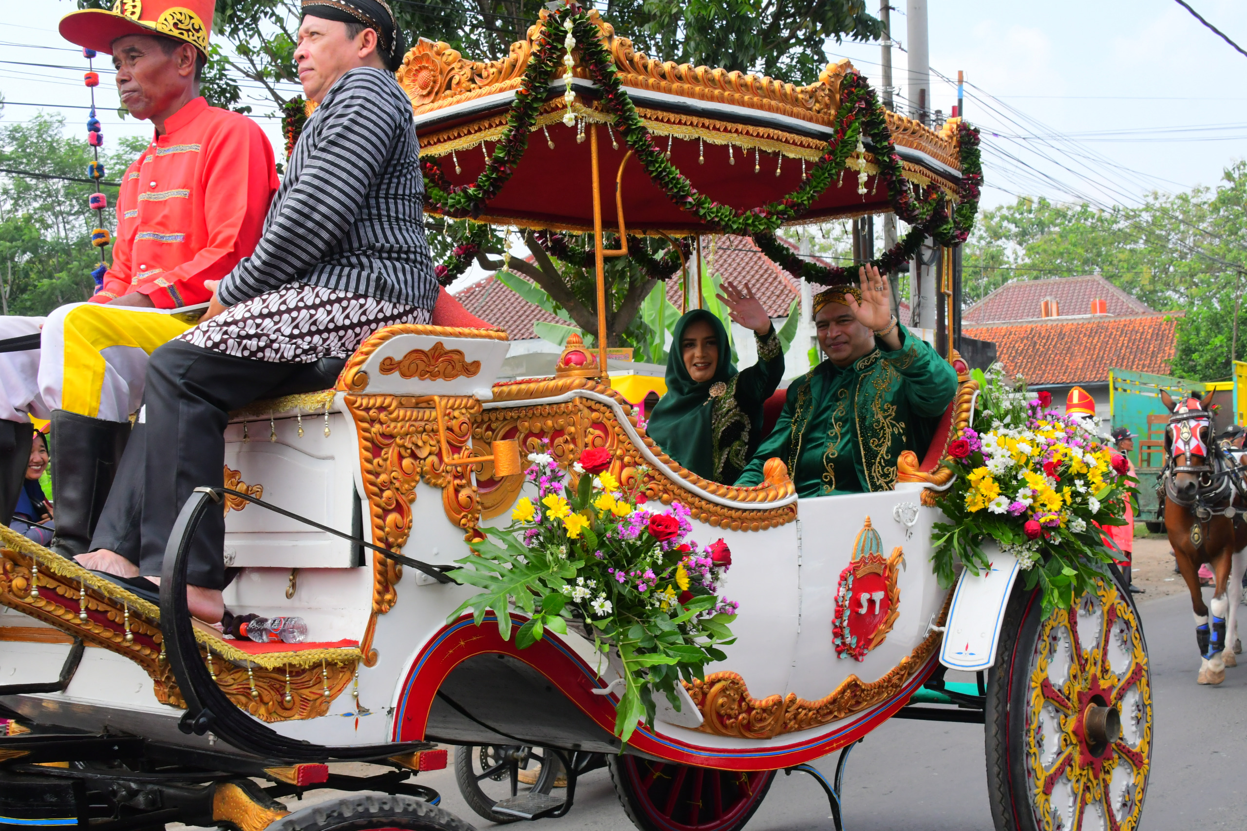 KIRAB: Bupati Pekalongan Fadia Arafiq dan suami saat kirab budaya Hari Jadi ke-403 Kabupaten Pekalongan, Senin (25/8/2025).