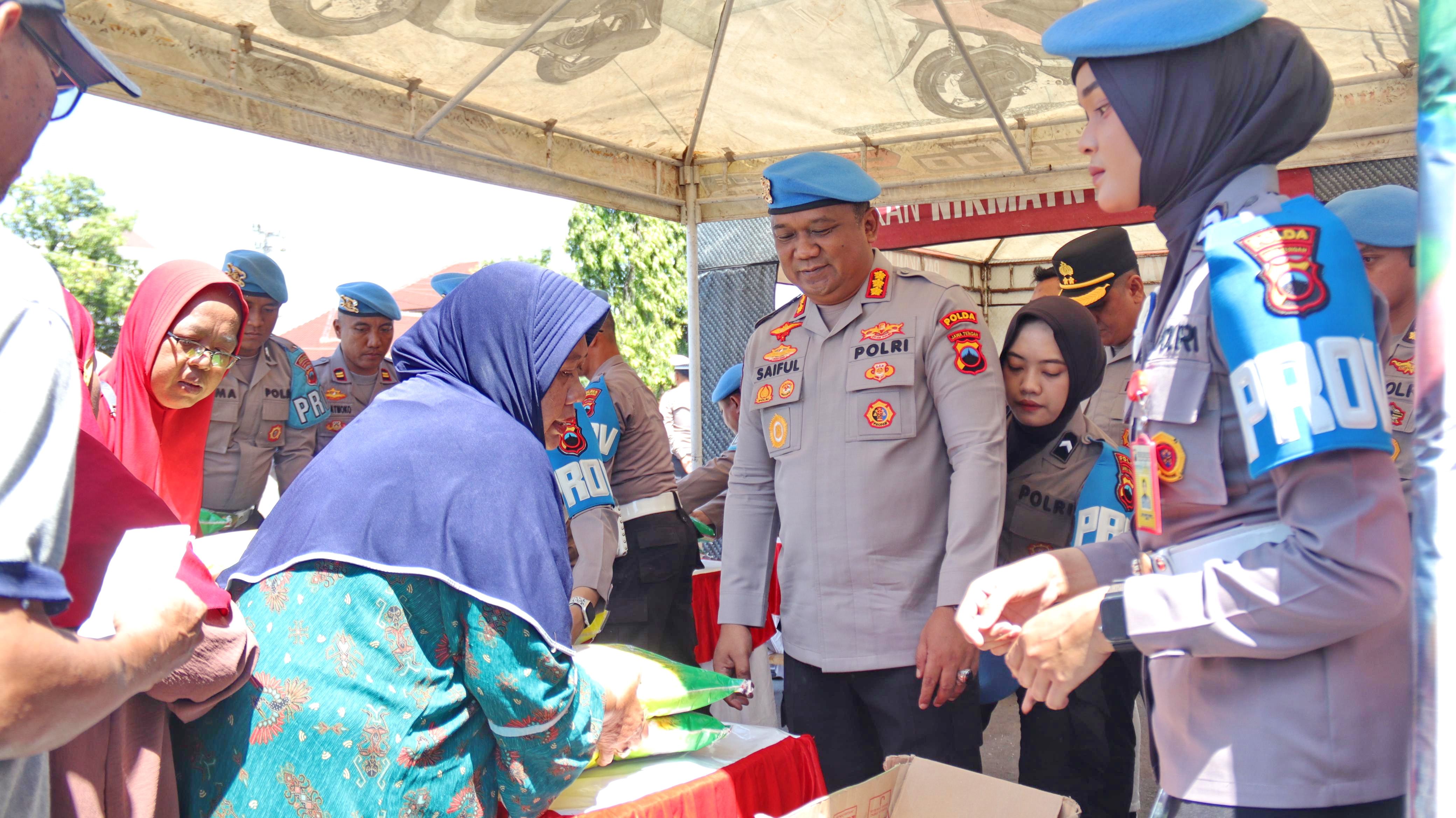 TURUN LANGSUNG - Kabidpropam Polda Jawa Tengah, Kombes Pol Saiful Anwar ikut langsung dalam pasar murah di Pos Lalin Alun-alun Pemalang, Selasa (26/8/2025).