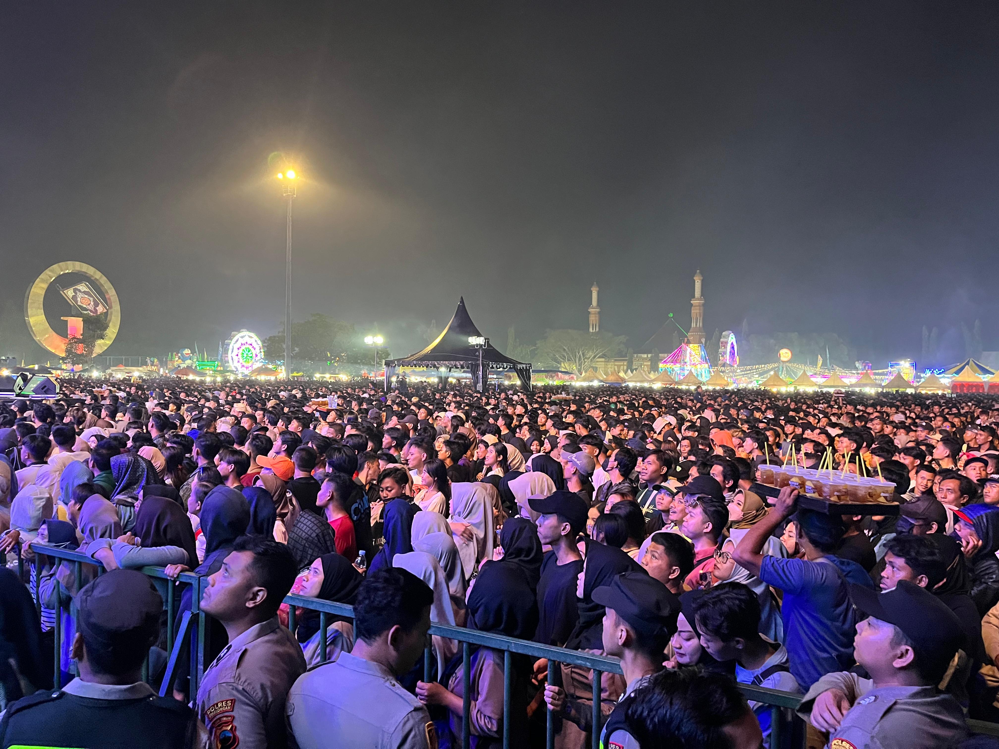SEMARAK: Lautan manusia di pembukaan Pekan Raya Kajen 2025, Senin (25/8/2025).